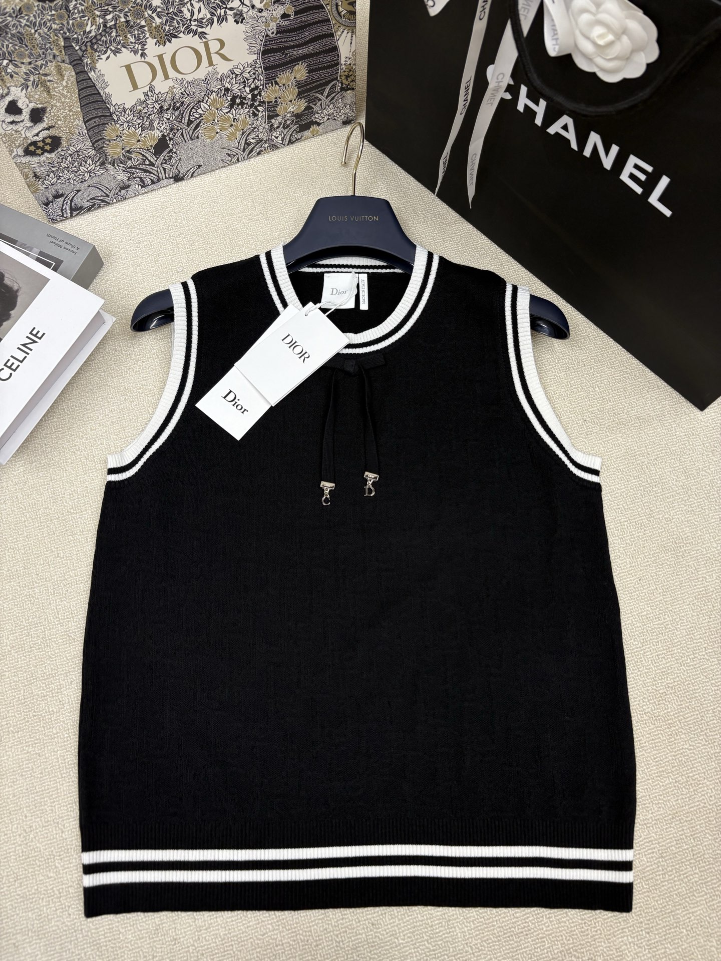 NO:858642,Dio*26 new spring and summer knitted round neck vest, brand letter logo old flower jacquard decoration, bow CD letter hardware embellishment, high-end fashion and exquisite, size sml,, dior,19860909Dio*26春夏新款针织圆领背心 品牌字母logo老花提花装饰 蝴蝶结CD字母五金点缀 高级时髦精致 尺码sml,,dior,,Women's clothing