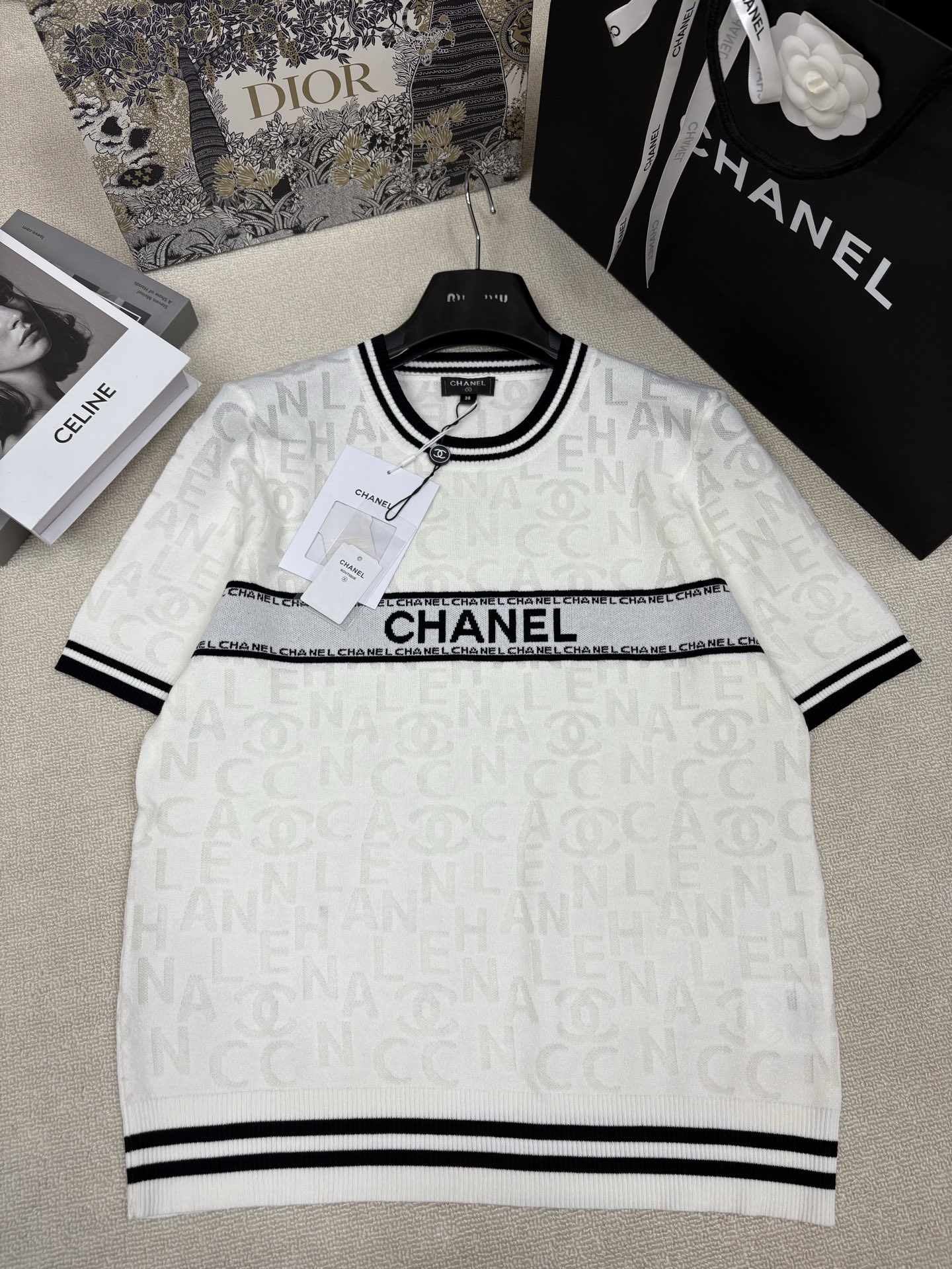 NO:858656,Chane*26 new spring and summer style knitted round neck short sleeves. Brand letter double logo hollow jacquard decoration. Letter logo contrast jacquard decoration. Fashionable, exquisite and light luxury. Sizes sml,,chanel,T-shirt,19860909Chane*26春夏新款针织圆领短袖 品牌字母双Clogo镂空提花装饰 字母logo撞色提花点缀 时髦精致轻奢 尺码sml,,chanel,T-shirt,,Women's clothing