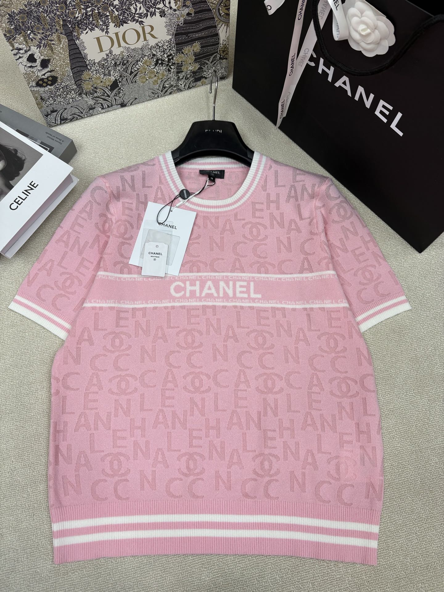 NO:858669,Chane*26 new spring and summer style knitted round neck short sleeves. Brand letter double logo hollow jacquard decoration. Letter logo contrast jacquard decoration. Fashionable, exquisite and light luxury. Sizes sml,,chanel,T-shirt,19860909Chane*26春夏新款针织圆领短袖 品牌字母双Clogo镂空提花装饰 字母logo撞色提花点缀 时髦精致轻奢 尺码sml,,chanel,T-shirt,,Women's clothing