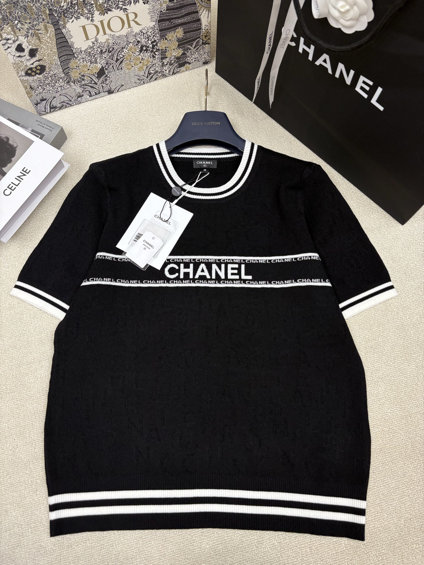 NO:858683,Chane*26 new spring and summer style knitted round neck short sleeves. Brand letter double logo hollow jacquard decoration. Letter logo contrast jacquard decoration. Fashionable, exquisite and light luxury. Size SML,,chanel,T-shirt,19860909Chane*26春夏新款针织圆领短袖 品牌字母双Clogo镂空提花装饰 字母logo撞色提花点缀 时髦精致轻奢 尺码SML,,chanel,T-shirt,,Women's clothing