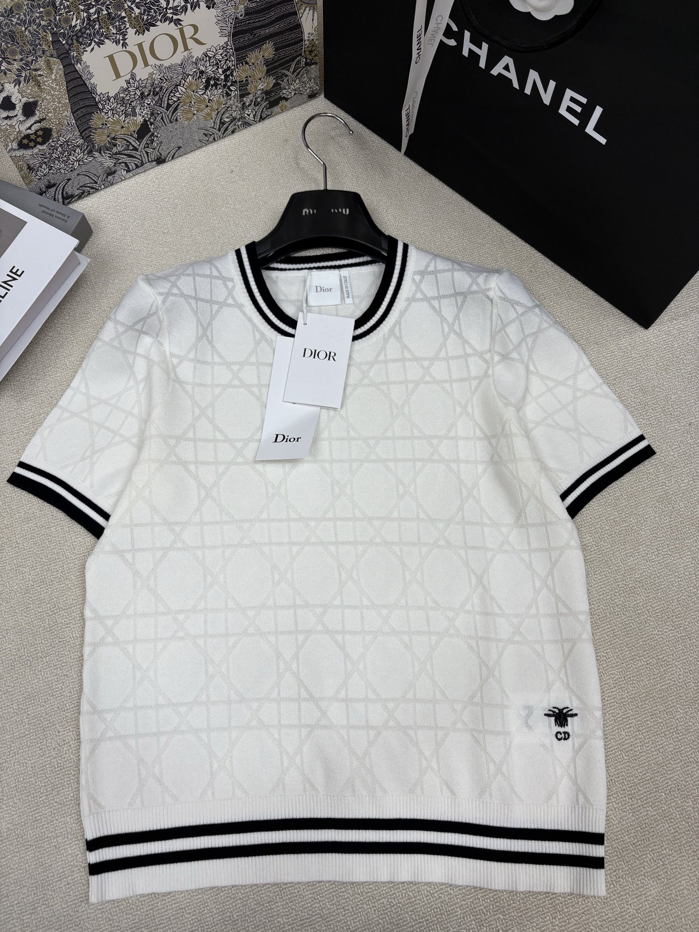NO:860010,Dio*26 new spring and summer style knitted round neck short sleeves, contrasting stripes, rhombus jacquard decoration, brand letter CD embroidery decoration, classic, fashionable and versatile, sizes sml, dior, T-shirt,19860909Dio*26春夏新款针织圆领短袖 撞色条纹包边菱格提花装饰 品牌字母CD刺绣点缀 经典时髦百搭 尺码sml,,dior,T-shirt,,Women's clothing