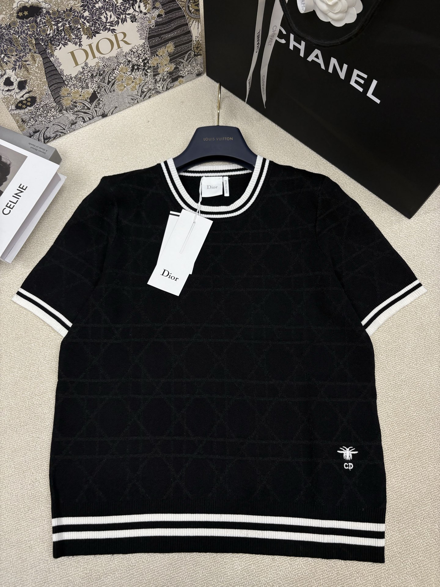 NO:860019,Dio*26 new spring and summer style knitted round neck short sleeves, contrasting stripes, rhombus jacquard decoration, brand letter CD embroidery decoration, classic, fashionable and versatile, sizes sml, dior, T-shirt,19860909Dio*26春夏新款针织圆领短袖 撞色条纹包边菱格提花装饰 品牌字母CD刺绣点缀 经典时髦百搭 尺码sml,,dior,T-shirt,,Women's clothing