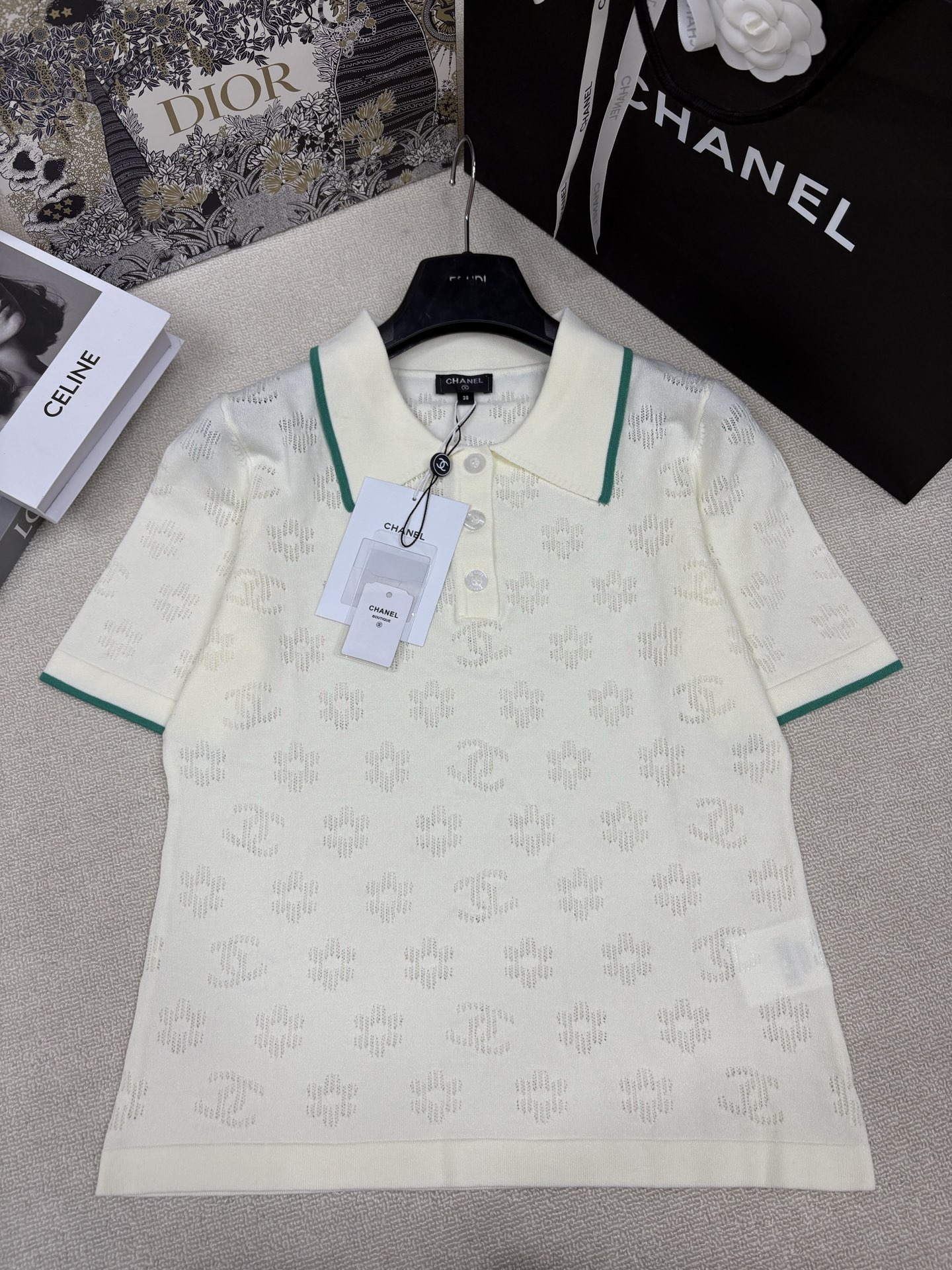 NO:863174,Chane*26 spring and summer new style knitted lapel short sleeves, double c-week logo hollow jacquard decoration, yb molded letter logo button embellishment, fashionable and versatile for commuting, sizes sml, chanel, T-shirt,19860909Chane*26春夏新款针织翻领短袖 双c周logo镂空提花装饰 yb开模字母logo纽扣点缀 时髦通勤百搭 尺码sml,,chanel,T-shirt,,Women's clothing