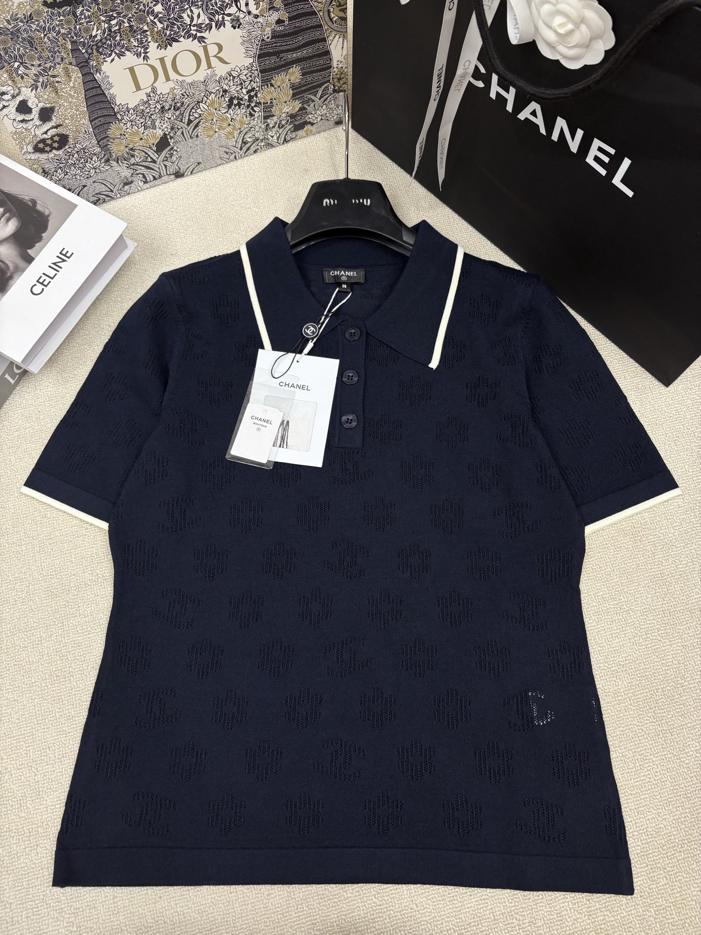 NO:863188,Chane*26 spring and summer new style knitted lapel short sleeves, double c-week logo hollow jacquard decoration, yb molded letter logo button embellishment, fashionable and versatile for commuting, sizes sml, chanel, T-shirt,19860909Chane*26春夏新款针织翻领短袖 双c周logo镂空提花装饰 yb开模字母logo纽扣点缀 时髦通勤百搭 尺码sml,,chanel,T-shirt,,Women's clothing