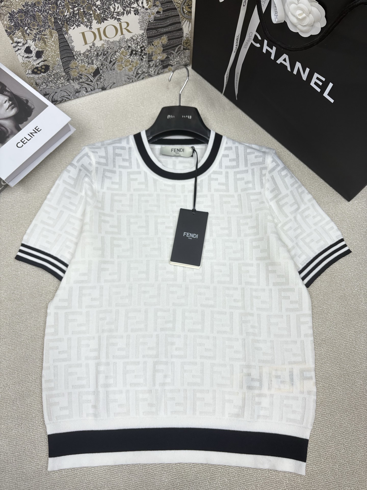 NO:865017,Fend*26 new spring and summer style knitted round neck short sleeves, contrasting striped edges, brand double F presbyopia hollow jacquard decoration, classic, fashionable and versatile for commuting, sizes sml, fendi, T-shirt,19860909Fend*26春夏新款针织圆领短袖 撞色条纹包边 品牌双F老花镂空提花装饰 经典时髦通勤百搭 尺码sml,,fendi,T-shirt,,Women's clothing
