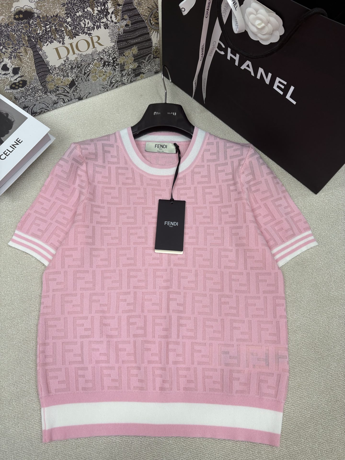 NO:865030,Fend*26 new spring and summer style knitted round neck short sleeves, contrasting striped edges, brand double F presbyopia hollow jacquard decoration, classic, fashionable and versatile for commuting, sizes sml, fendi, T-shirt,19860909Fend*26春夏新款针织圆领短袖 撞色条纹包边 品牌双F老花镂空提花装饰 经典时髦通勤百搭 尺码sml,,fendi,T-shirt,,Women's clothing