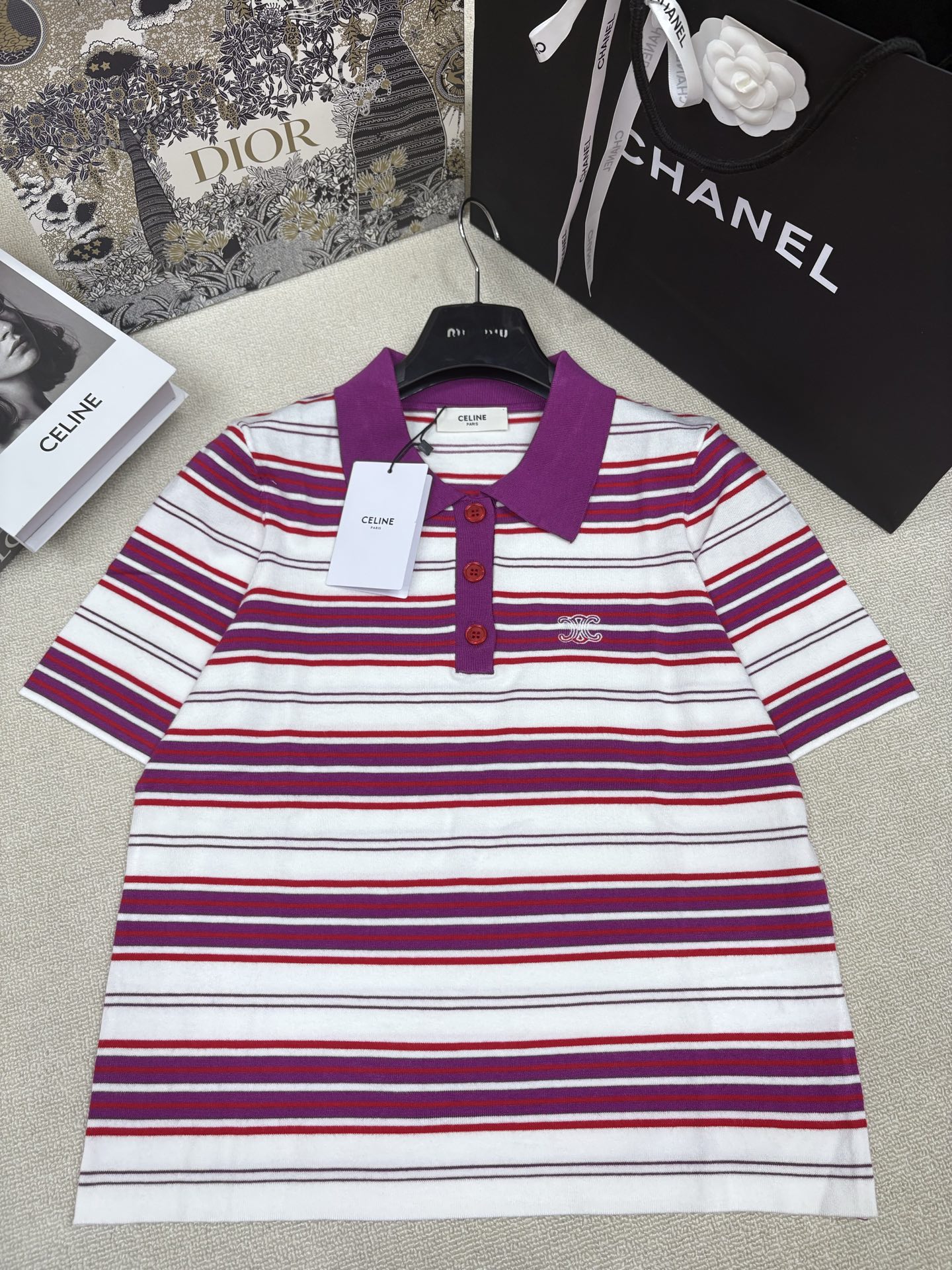 NO:865039,Celin*26 new spring and summer new knitted lapel short sleeves, inter-color stripe splicing, brand logo embroidery embellishment, yb molded letter logo button decoration, high-end fashion and light luxury, sizes sml,,celine,T-shirt,19860909Celin*26春夏新款针织翻领短袖 间色条纹拼接 品牌logo刺绣点缀 yb开模字母logo纽扣装饰 高级时髦轻奢 尺码sml,,celine,T-shirt,,Women's clothing