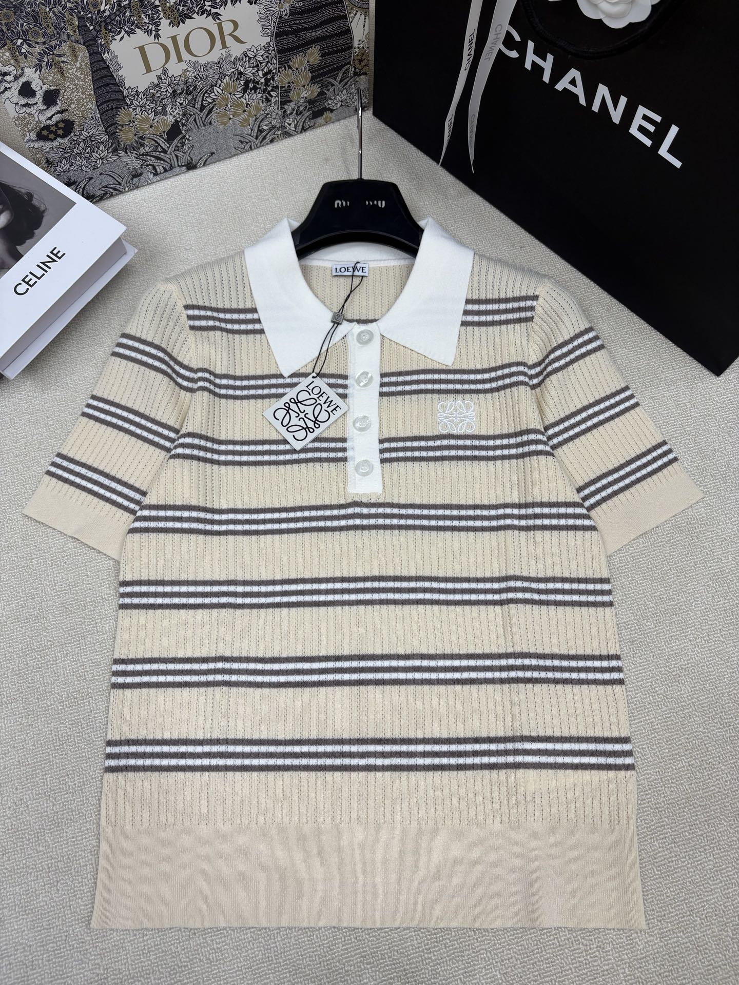 NO:865049,Loew*26 new spring and summer style lapel short sleeves, inter-color stripe splicing, brand logo contrasting embroidery embellishment, yb molded letters logo button embellishment, fashionable and versatile for commuting, sizes sml,, loewe, T-shirt,19860909Loew*26春夏新款翻领短袖 间色条纹拼接 品牌logo撞色刺绣点缀 yb开模字母logo纽扣点缀 时髦通勤百搭 尺码sml,,loewe,T-shirt,,Women's clothing