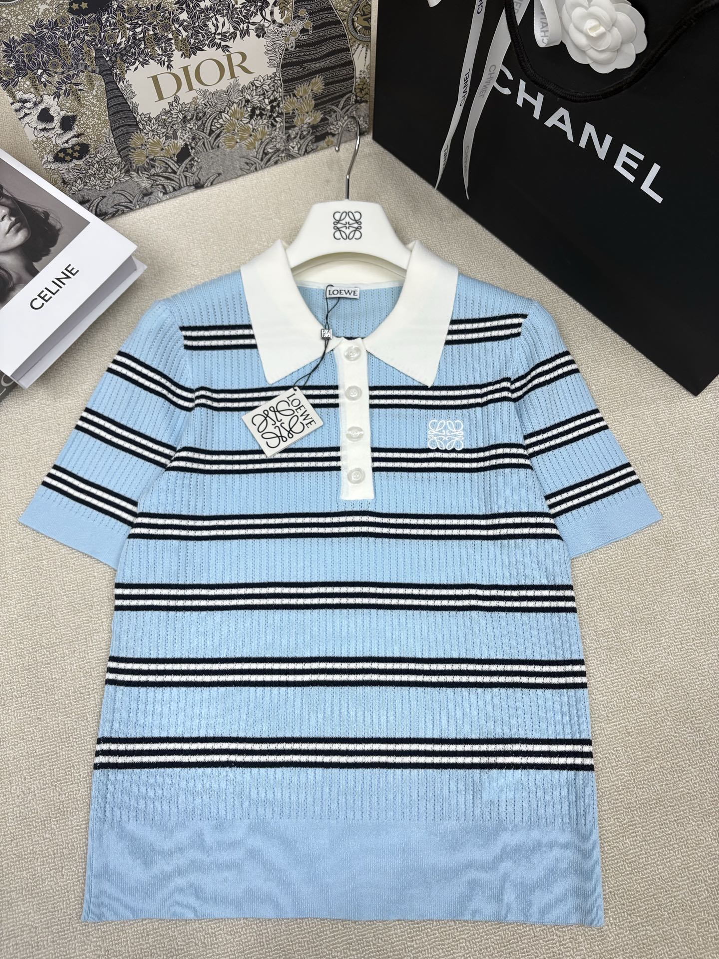 NO:865058,Loew*26 new spring and summer style lapel short sleeves, inter-color stripe splicing, brand logo contrasting embroidery embellishment, yb molded letters logo button embellishment, fashionable and versatile for commuting, sizes sml,, loewe, T-shirt,19860909Loew*26春夏新款翻领短袖 间色条纹拼接 品牌logo撞色刺绣点缀 yb开模字母logo纽扣点缀 时髦通勤百搭 尺码sml,,loewe,T-shirt,,Women's clothing