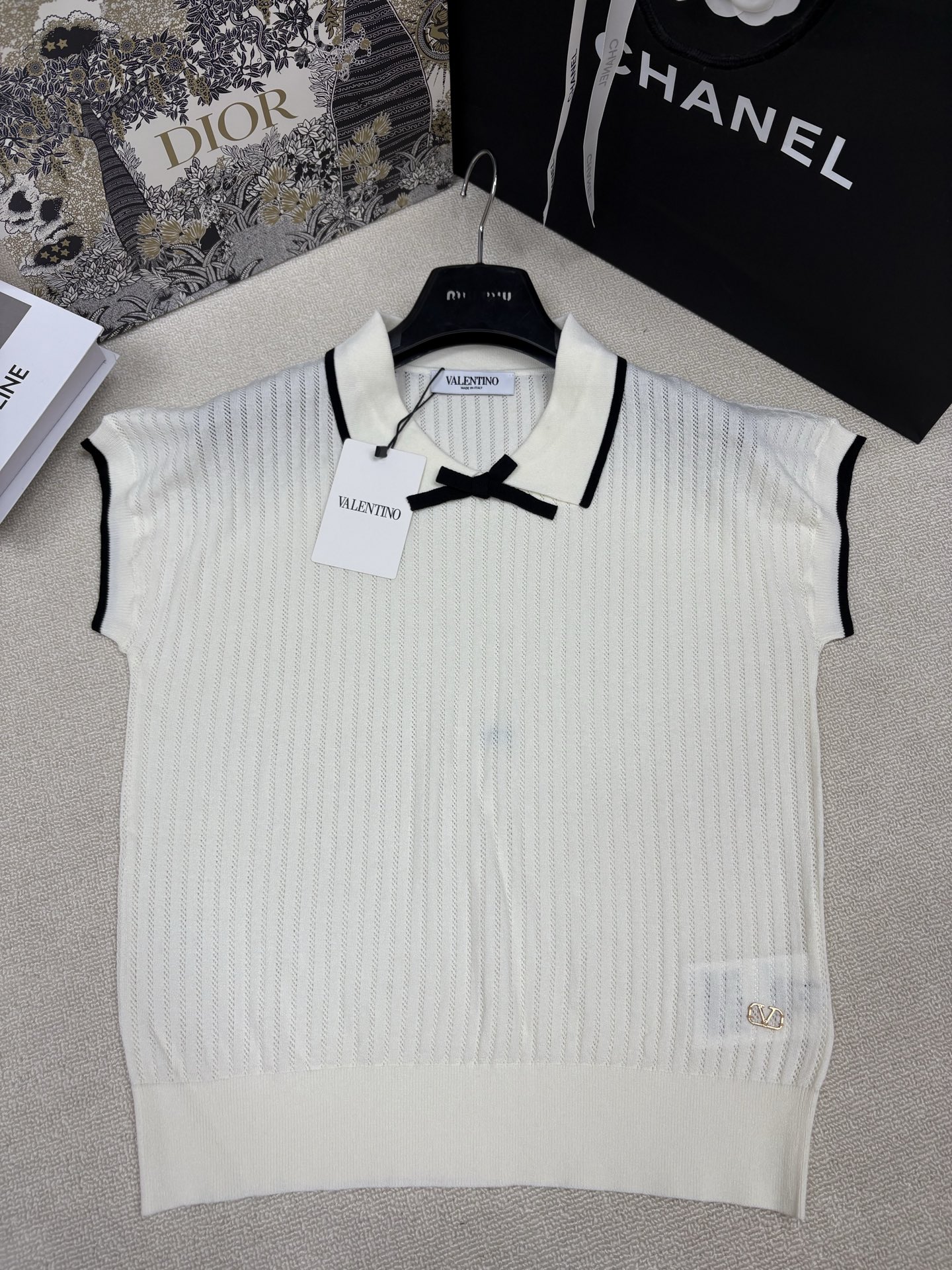 NO:866962,Valentin*26 new spring and summer new knitted lapel short sleeves, bow decoration on the neck, brand logo hardware embellishment on the hem, fashionable, exquisite and versatile, sizes sml, valentino, T-shirt,19860909Valentin*26春夏新款针织翻领短袖 领口蝴蝶结装饰 下摆品牌logo五金点缀 时髦精致百搭 尺码sml,,valentino,T-shirt,,Women's clothing