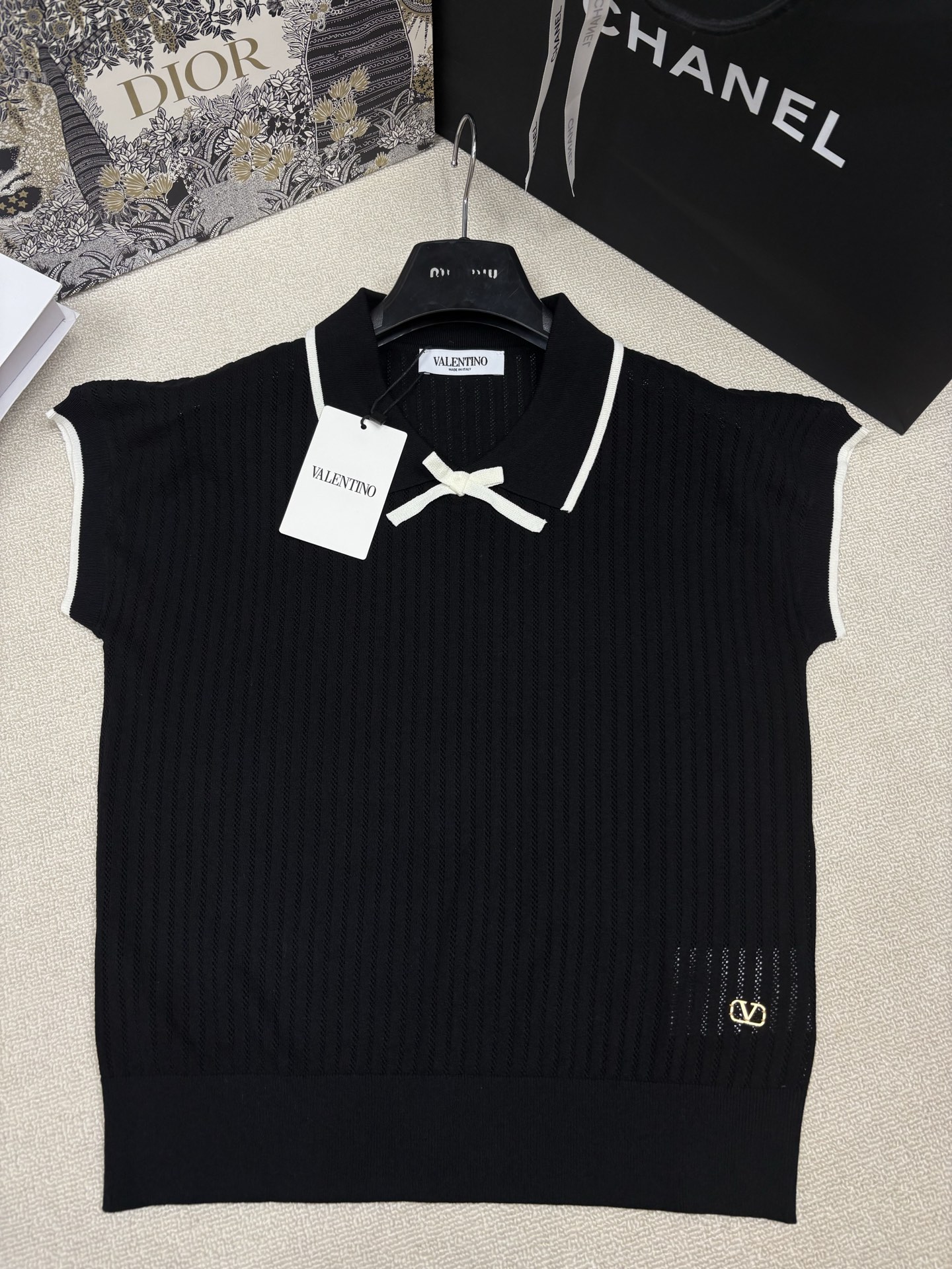 NO:866974,Valentin*26 new spring and summer new knitted lapel short sleeves, bow decoration on the neck, brand logo hardware embellishment on the hem, fashionable, exquisite and versatile, sizes sml, valentino, T-shirt,19860909Valentin*26春夏新款针织翻领短袖 领口蝴蝶结装饰 下摆品牌logo五金点缀 时髦精致百搭 尺码sml,,valentino,T-shirt,,Women's clothing