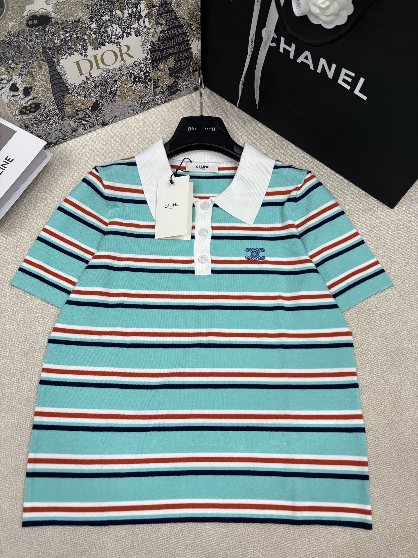 NO:866876,Celin*26 new spring and summer new style knitted lapel short sleeves, inter-color stripe splicing, brand logo pattern embroidery embellishment, yb molded letters logo button decoration, fashionable and versatile for commuting, sizes sml,,celine,T-shirt,19860909Celin*26春夏新款针织翻领短袖 间色条纹拼接 品牌logo图案刺绣点缀 yb开模字母logo纽扣装饰 时髦通勤百搭 尺码sml,,celine,T-shirt,,Women's clothing