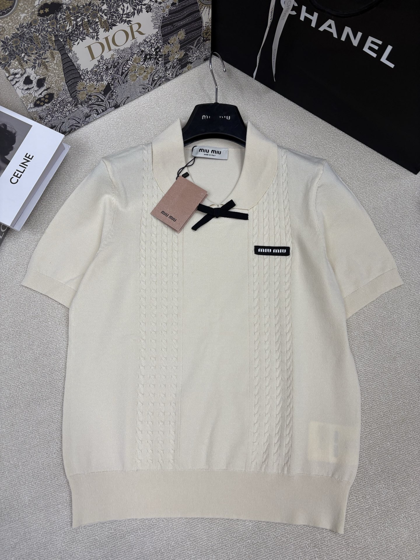NO:870770,Miumi*26 new spring and summer style knitted lapel short-sleeved neckline bow decoration brand letter logo stamp embellishment classic fashionable age reduction size sml, miumiu, T-shirt,19860909Miumi*26春夏新款针织翻领短袖 领口蝴蝶结装饰 品牌字母logo章仔点缀 经典时髦减龄 尺码sml,,miumiu,T-shirt,,Women's clothing