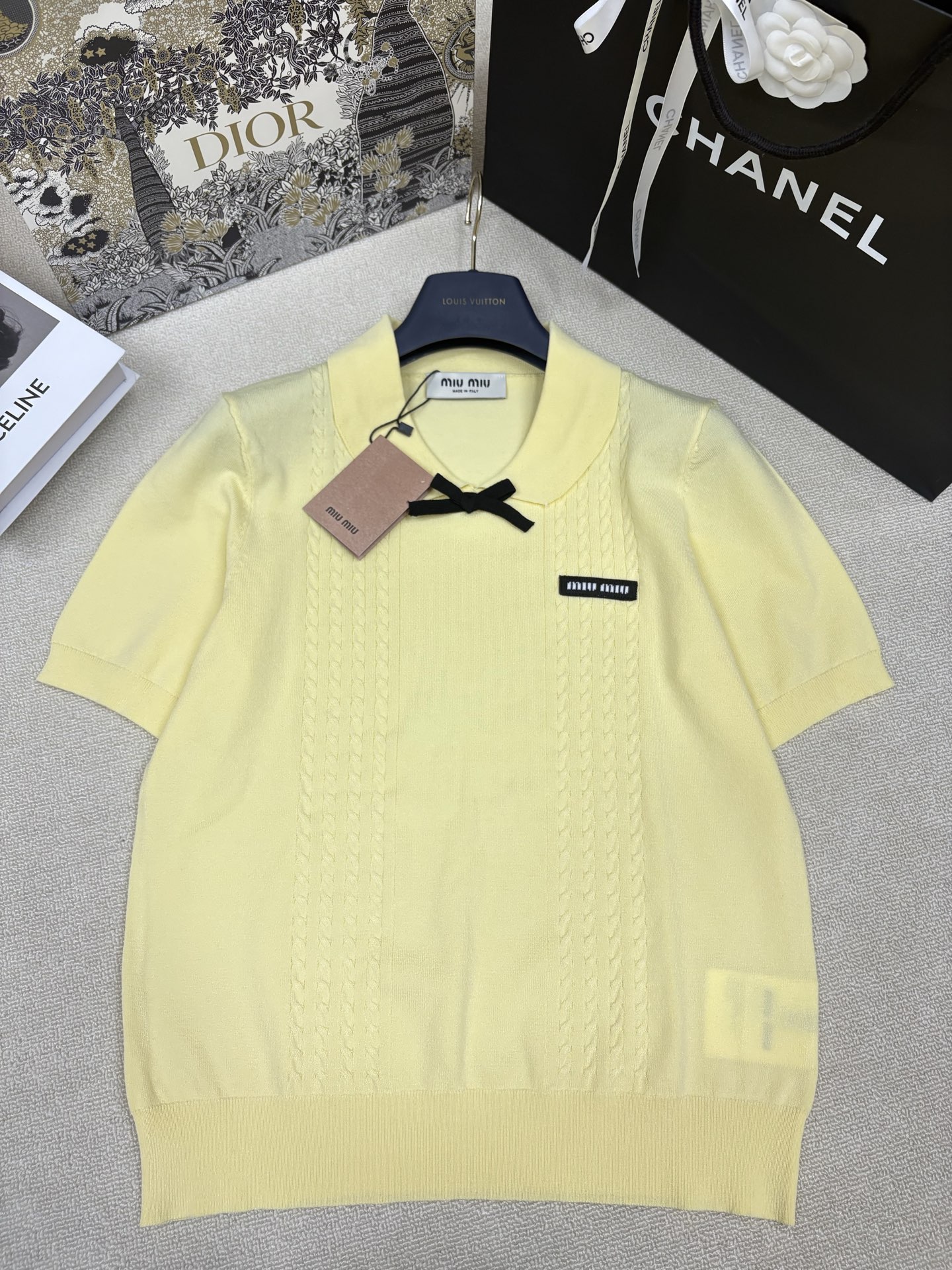 NO:870778,Miumi*26 new spring and summer style knitted lapel short-sleeved neckline bow decoration brand letter logo stamp embellishment classic fashionable age reduction size sml, miumiu, T-shirt,19860909Miumi*26春夏新款针织翻领短袖 领口蝴蝶结装饰 品牌字母logo章仔点缀 经典时髦减龄 尺码sml,,miumiu,T-shirt,,Women's clothing
