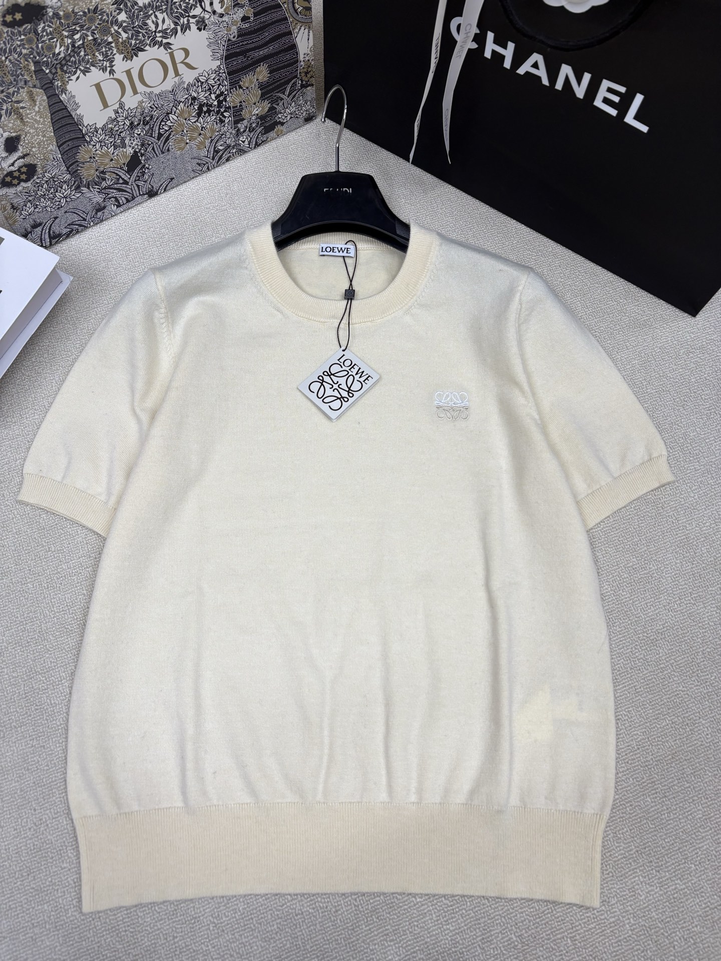 NO:870788,Loew*26 new spring and summer new knitted round neck short sleeves, yb molded brand logo pattern, contrasting embroidery embellishment, simple, fashionable, exquisite and versatile, sizes sml,,loewe,T-shirt,19860909Loew*26春夏新款针织圆领短袖 yb开模品牌logo图案撞色刺绣点缀 简约时髦精致百搭 尺码sml,,loewe,T-shirt,,Women's clothing
