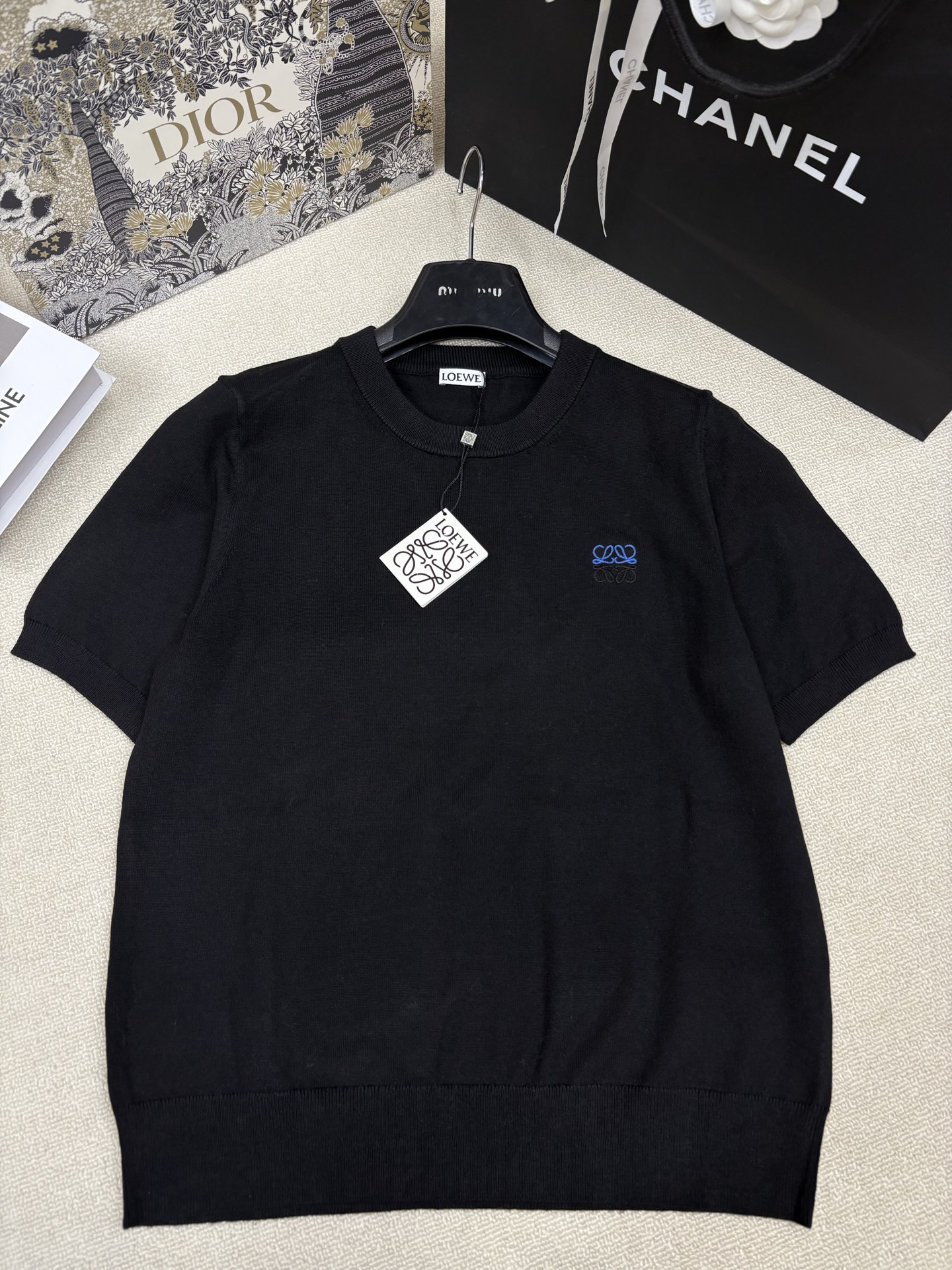 NO:870796,Loew*26 new spring and summer new knitted round neck short sleeves, yb molded brand logo pattern, contrasting embroidery embellishment, simple, fashionable, exquisite and versatile, sizes sml,,loewe,T-shirt,19860909Loew*26春夏新款针织圆领短袖 yb开模品牌logo图案撞色刺绣点缀 简约时髦精致百搭 尺码sml,,loewe,T-shirt,,Women's clothing