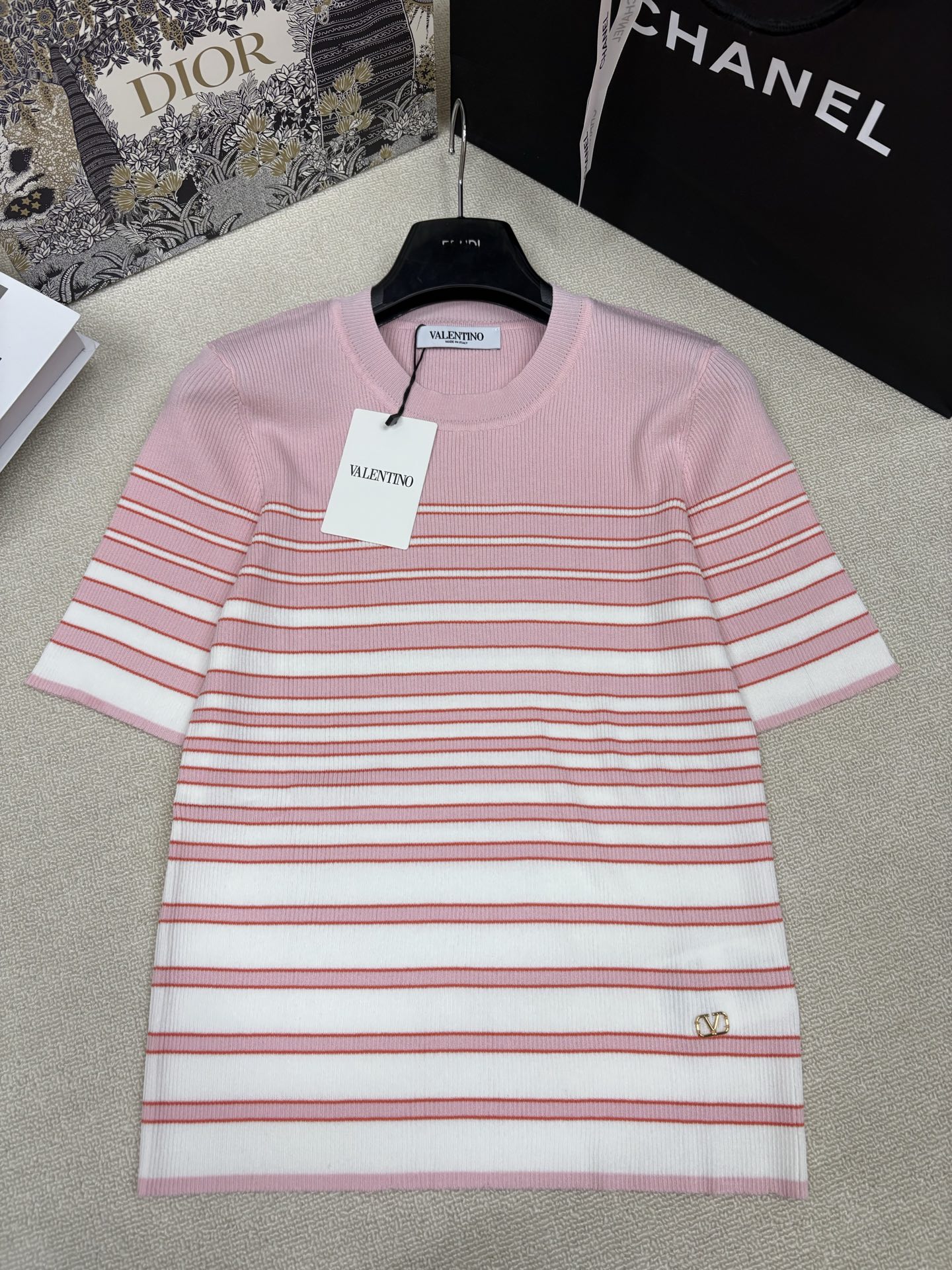 NO:870806,Valentin*26 new spring and summer new knitted round neck short sleeves, inter-color stripe splicing, brand logo hardware embellishment on the hem, fashionable, refined and light luxury, sizes sml, valentino, T-shirt,19860909Valentin*26春夏新款针织圆领短袖 间色条纹拼接 下摆品牌logo五金点缀 时髦精致轻奢 尺码sml,,valentino,T-shirt,,Women's clothing