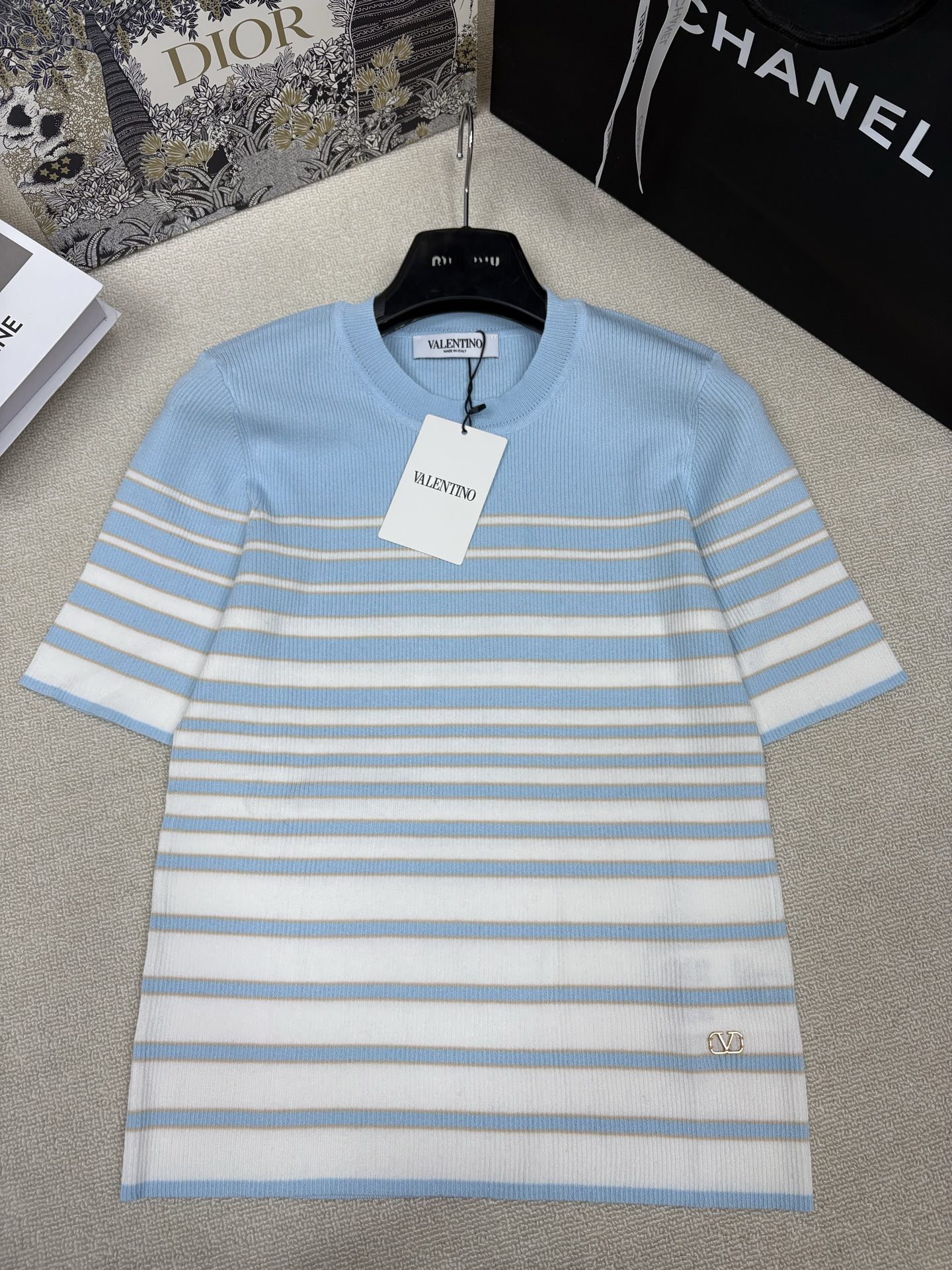 NO:870814,Valentin*26 new spring and summer new knitted round neck short sleeves, inter-color stripe splicing, brand logo hardware embellishment on the hem, fashionable, refined and light luxury, sizes sml, valentino, T-shirt,19860909Valentin*26春夏新款针织圆领短袖 间色条纹拼接 下摆品牌logo五金点缀 时髦精致轻奢 尺码sml,,valentino,T-shirt,,Women's clothing