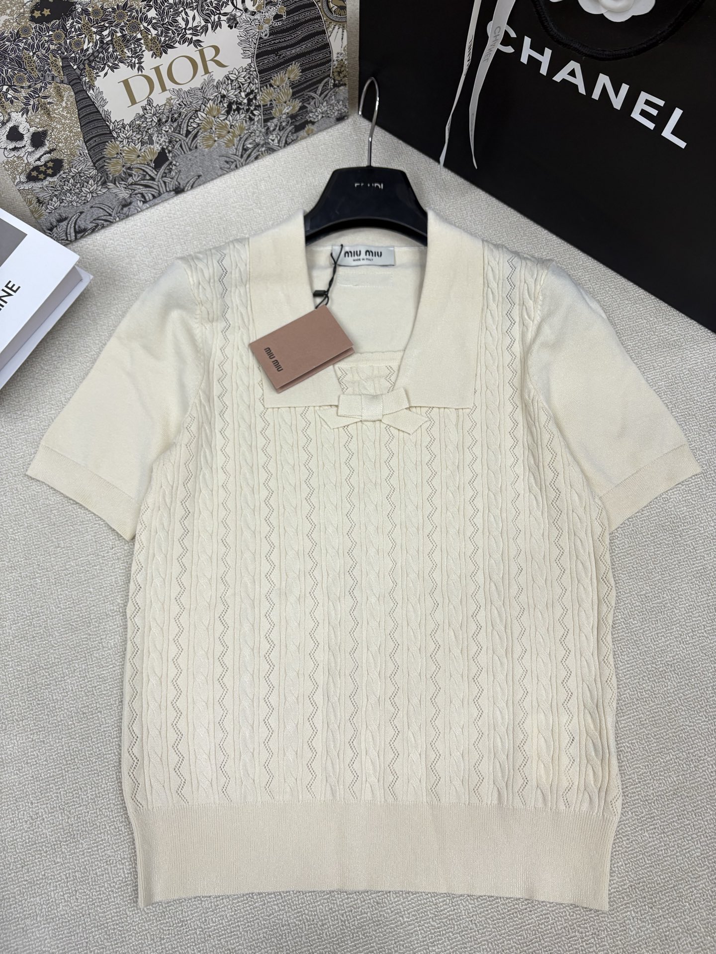 NO:874460,Miumi*26 new spring and summer new style knitted lapel short sleeves, bow decoration on the neckline, twist rope hollowing process, letter logo stamp embellishment on the back, fashionable and versatile for age reduction, sizes sml,,miumiu,T-shirt,19860909Miumi*26春夏新款针织翻领短袖 领口蝴蝶结装饰 麻花纽绳镂空工艺 后背字母logo章仔点缀 时髦减龄百搭 尺码sml,,miumiu,T-shirt,,Women's clothing