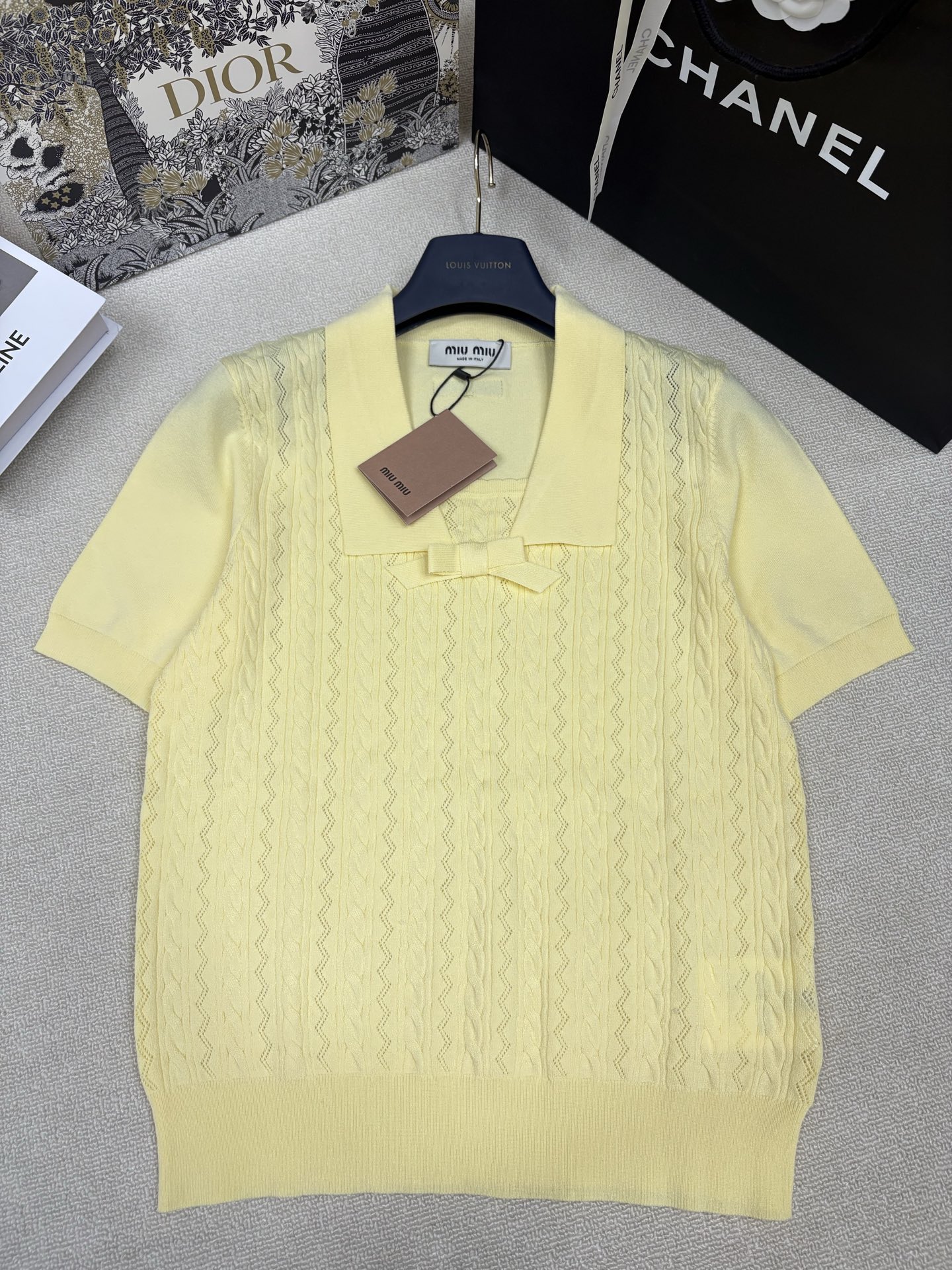 NO:874467,Miumi*26 new spring and summer new style knitted lapel short sleeves, bow decoration on the neckline, twist rope hollowing process, letter logo stamp embellishment on the back, fashionable and versatile for age reduction, sizes sml,,miumiu,T-shirt,19860909Miumi*26春夏新款针织翻领短袖 领口蝴蝶结装饰 麻花纽绳镂空工艺 后背字母logo章仔点缀 时髦减龄百搭 尺码sml,,miumiu,T-shirt,,Women's clothing