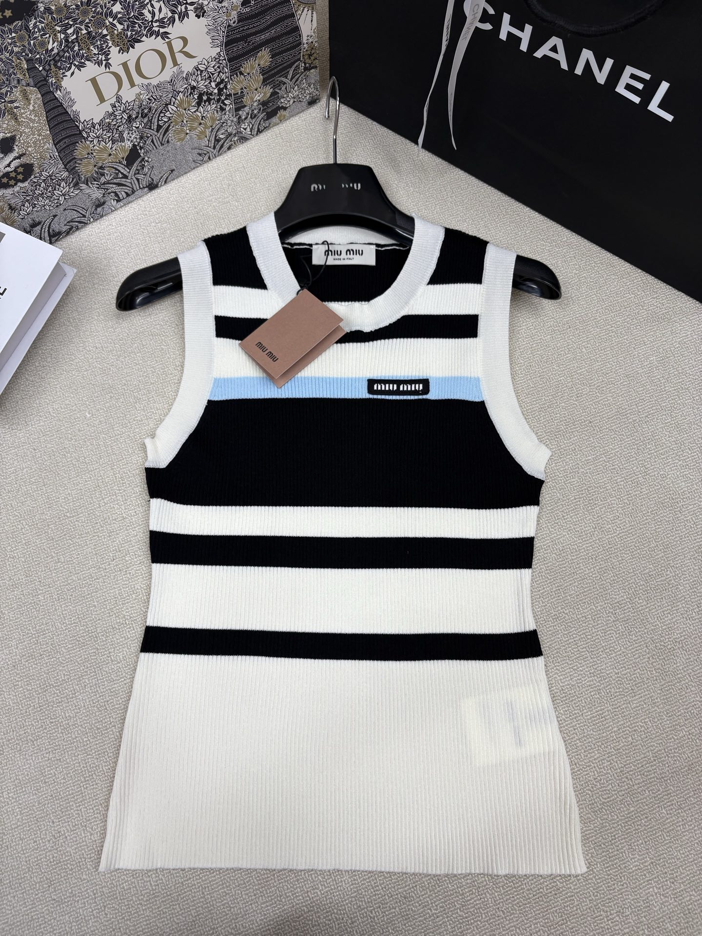 NO:875855,Miumi*26 new spring and summer knitted round-neck vest, inter-color stripe splicing, brand letter logo stamp embellishment, waist slimming, fashionable and versatile, sizes sml,,miumiu,19860909Miumi*26春夏新款针织圆领背心 间色条纹拼接 品牌字母logo章仔点缀 收腰显瘦时髦百搭 尺码sml,,miumiu,,Women's clothing