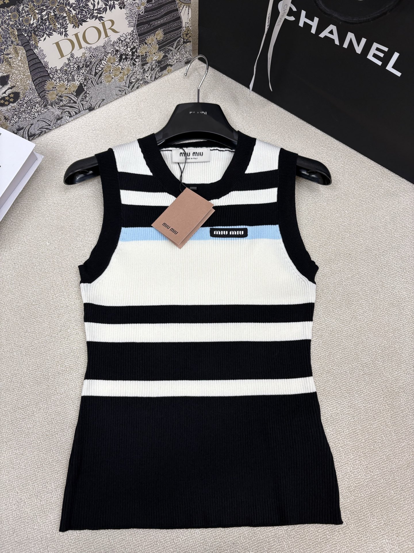 NO:875813,Miumi*26 new spring and summer knitted round-neck vest, inter-color stripe splicing, brand letter logo stamp embellishment, waist slimming, fashionable and versatile, sizes sml,,miumiu,19860909Miumi*26春夏新款针织圆领背心 间色条纹拼接 品牌字母logo章仔点缀 收腰显瘦时髦百搭 尺码sml,,miumiu,,Women's clothing