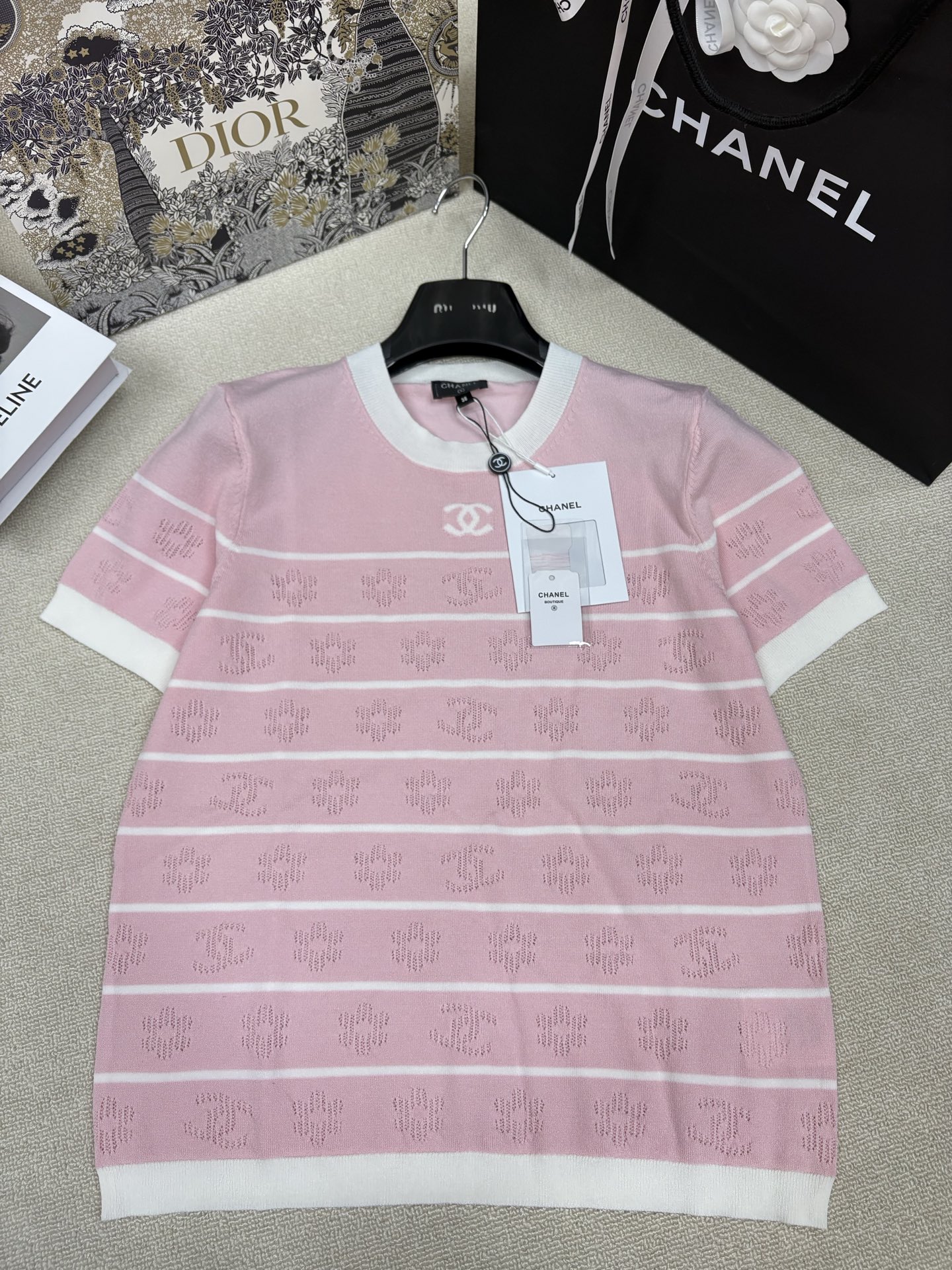 NO:877827,Chane*26 new spring and summer style knitted round neck short sleeves, double C letter logo hollow jacquard decoration, contrasting double C jacquard decoration, classic, fashionable and versatile, sizes sml,,chanel,T-shirt,19860909Chane*26春夏新款针织圆领短袖 双c字母logo镂空提花装饰 撞色双C提花点缀 经典时髦百搭 尺码sml,,chanel,T-shirt,,Women's clothing