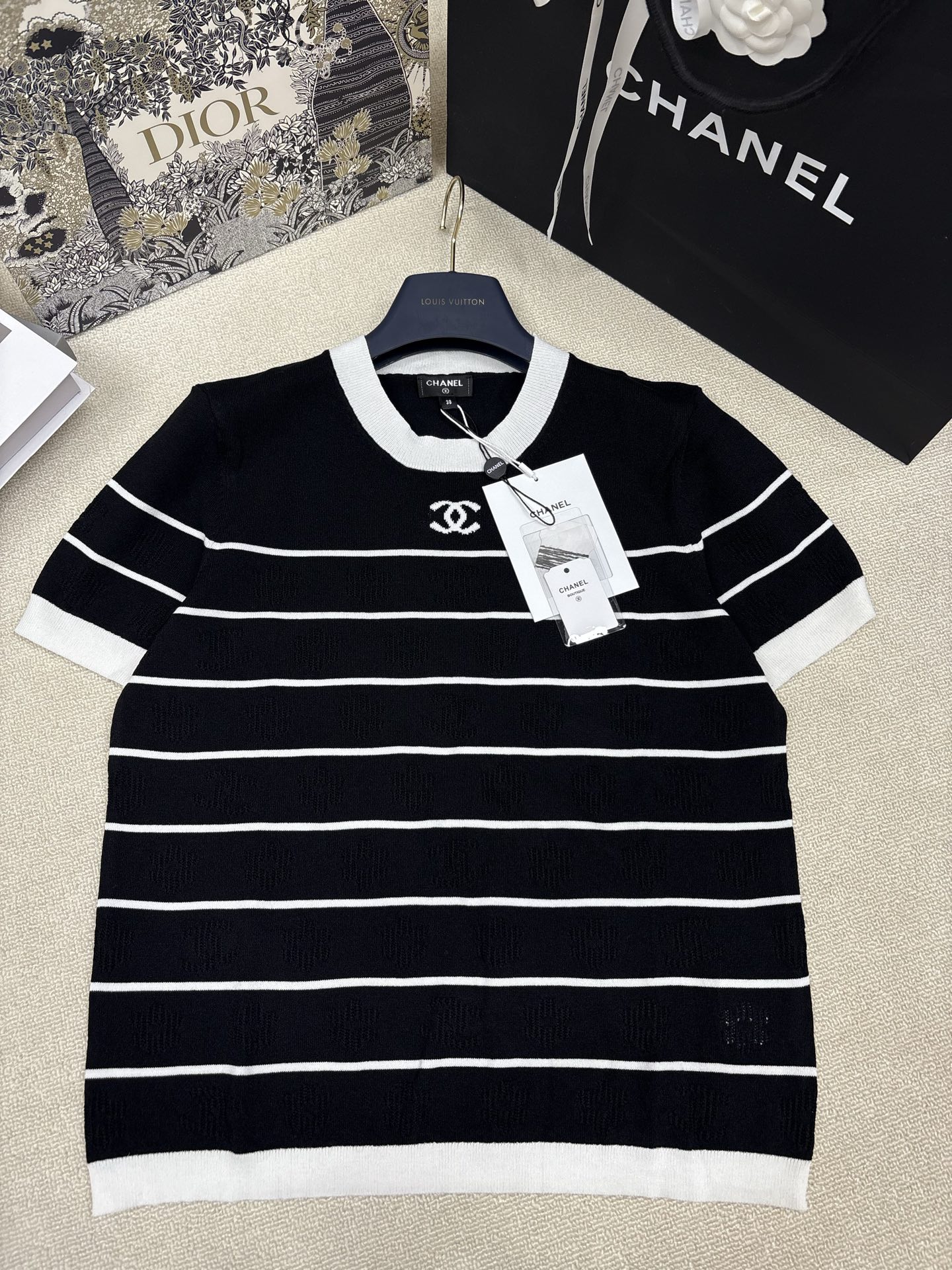 NO:877832,Chane*26 new spring and summer style knitted round neck short sleeves, double C letter logo hollow jacquard decoration, contrasting double C jacquard decoration, classic, fashionable and versatile, sizes sml,,chanel,T-shirt,19860909Chane*26春夏新款针织圆领短袖 双c字母logo镂空提花装饰 撞色双C提花点缀 经典时髦百搭 尺码sml,,chanel,T-shirt,,Women's clothing