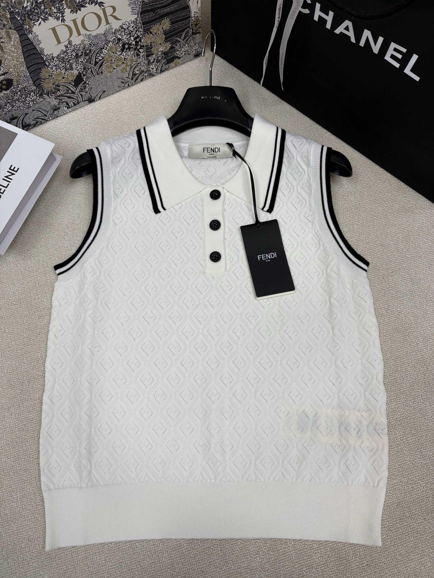 NO:879032,Fend*26 new spring and summer knitted lapel vest, double F hollow old flower jacquard decoration, yb molded letter logo button embellishment, fashionable and versatile for commuting, sizes sml,,fendi,19860909Fend*26春夏新款针织翻领背心 双F镂空老花提花装饰 yb开模字母logo纽扣点缀 时髦通勤百搭 尺码sml,,fendi,,Women's clothing