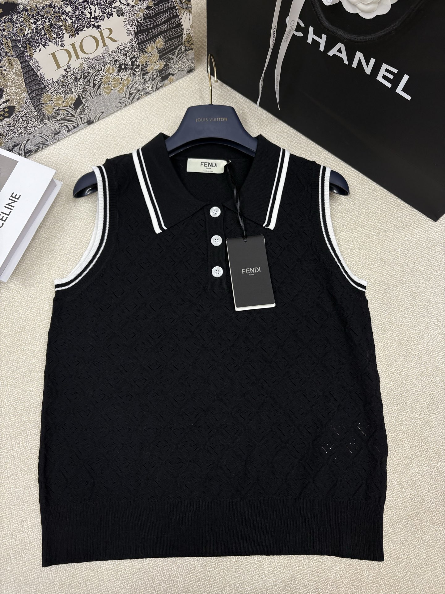 NO:879035,Fend*26 new spring and summer knitted lapel vest, double F hollow old flower jacquard decoration, yb molded letter logo button embellishment, fashionable and versatile for commuting, sizes sml,,fendi,19860909Fend*26春夏新款针织翻领背心 双F镂空老花提花装饰 yb开模字母logo纽扣点缀 时髦通勤百搭 尺码sml,,fendi,,Women's clothing