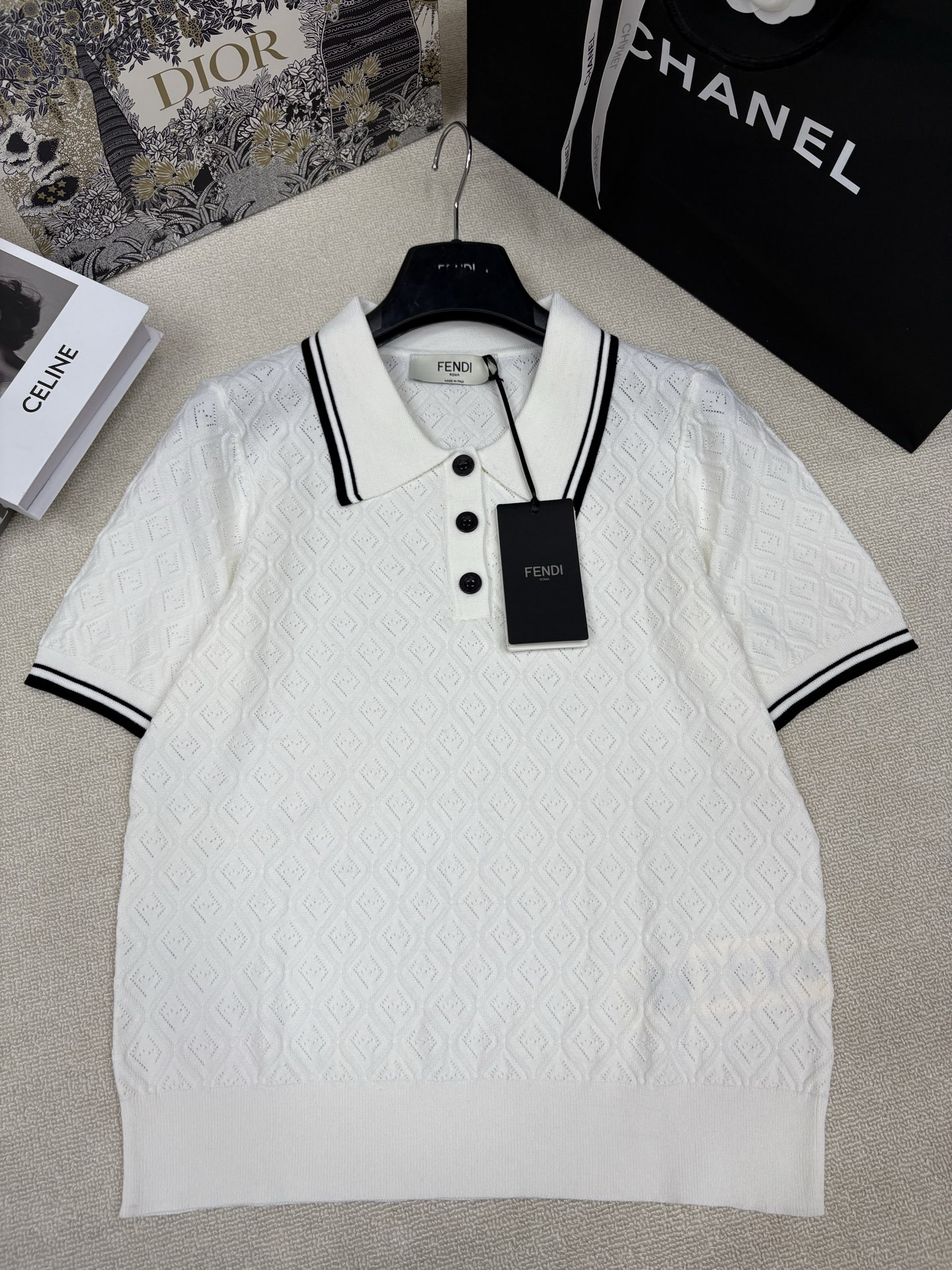 NO:879038,Fend*26 new spring and summer new knitted lapel short sleeves, double F hollow old flower jacquard decoration, yb molded letter logo button embellishment, fashionable and versatile for commuting, sizes sml, fendi, T-shirt,19860909Fend*26春夏新款针织翻领短袖 双F镂空老花提花装饰 yb开模字母logo纽扣点缀 时髦通勤百搭 尺码sml,,fendi,T-shirt,,Women's clothing