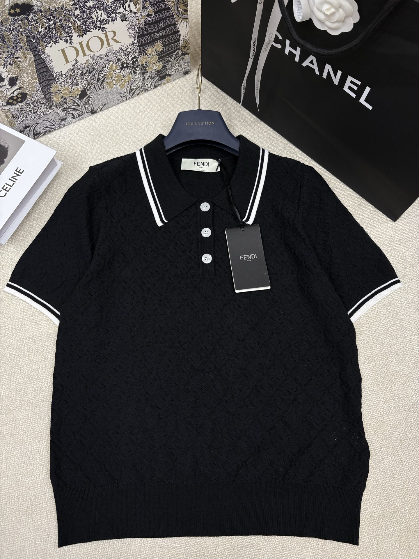 NO:879012,Fend*26 new spring and summer new knitted lapel short sleeves, double F hollow old flower jacquard decoration, yb molded letter logo button embellishment, fashionable and versatile for commuting, sizes sml, fendi, T-shirt,19860909Fend*26春夏新款针织翻领短袖 双F镂空老花提花装饰 yb开模字母logo纽扣点缀 时髦通勤百搭 尺码sml,,fendi,T-shirt,,Women's clothing