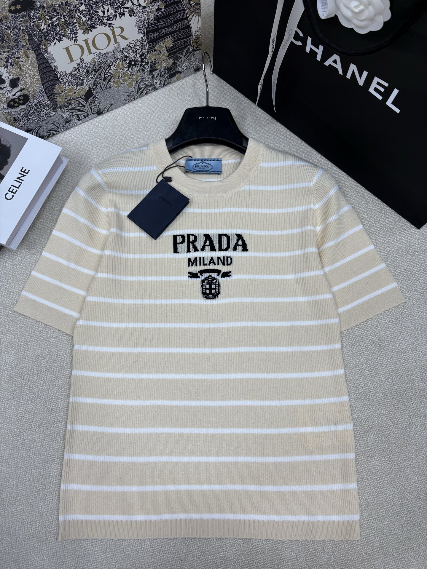 NO:879015,Prad*26 new spring and summer new knitted round neck short sleeves, inter-color stripe splicing, brand letter logo pattern, contrasting jacquard embellishment, classic, fashionable and exquisite, sizes sml, prada, T-shirt,19860909Prad*26春夏新款针织圆领短袖 间色条纹拼接 品牌字母logo图案撞色提花点缀 经典时髦精致 尺码sml,,prada,T-shirt,,Women's clothing