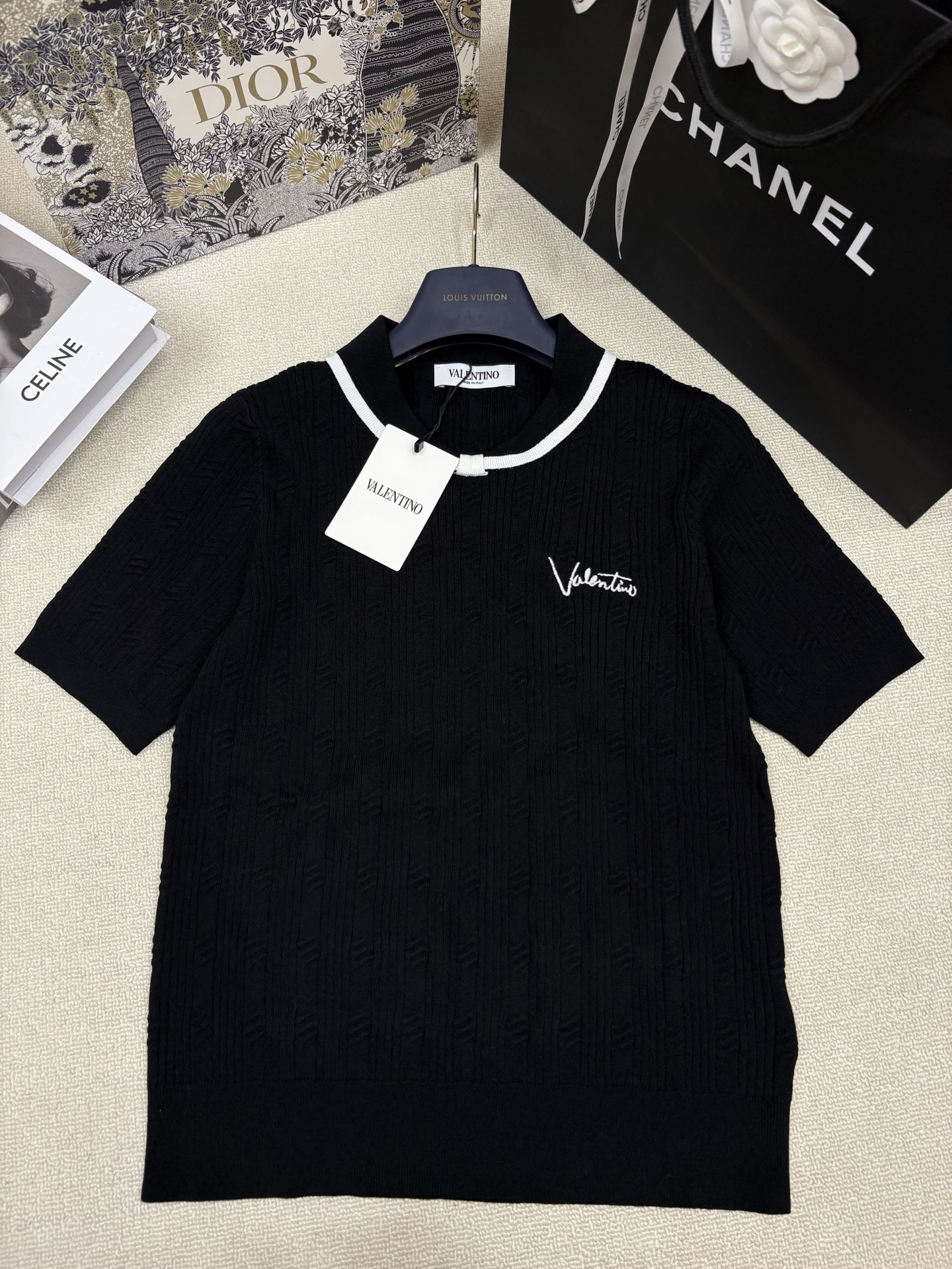 NO:879018,Valentin*26 new spring and summer new style knitted round neck short sleeves, twisted rope technology, brand letter logo embroidery embellishment, fashionable and versatile for age reduction, sizes sml, valentino, T-shirt,19860909Valentin*26春夏新款针织圆领短袖 麻花纽绳工艺 品牌字母logo刺绣点缀 时髦减龄百搭 尺码sml,,valentino,T-shirt,,Women's clothing