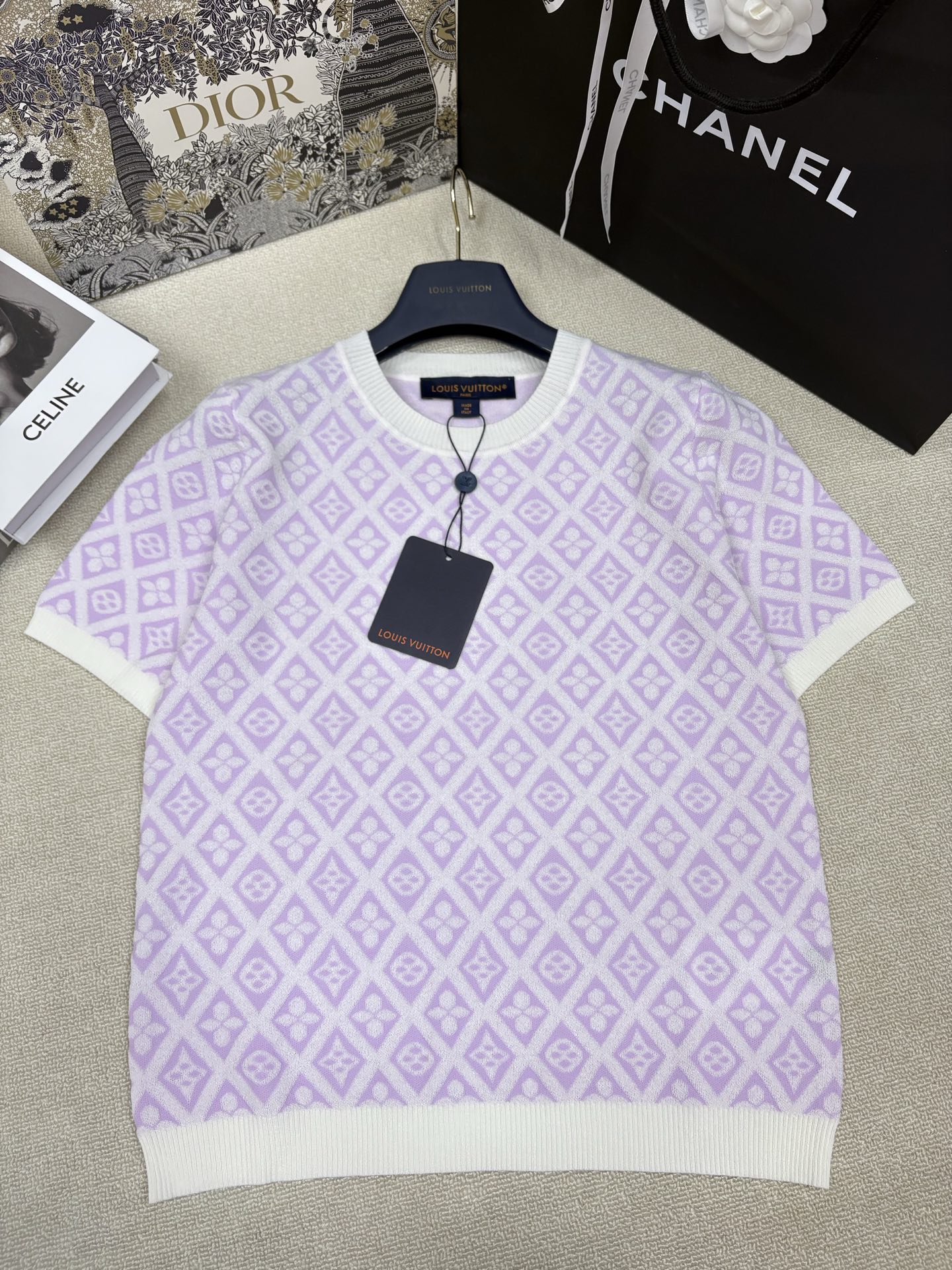 NO:884651,LV Louis Vuit*26 new spring and summer knitted round neck short sleeves. Brand logo element rhombus jacquard decoration. Classic, fashionable, exquisite and versatile. Sizes sml,, louis vuitton, louis vuitton, T-shirt,19860909LV路易威*26春夏新款针织圆领短袖 品牌logo元素菱格提花装饰 经典时髦精致百搭 尺码sml,,louis vuitton,louis vuitton,T-shirt,,Women's clothing