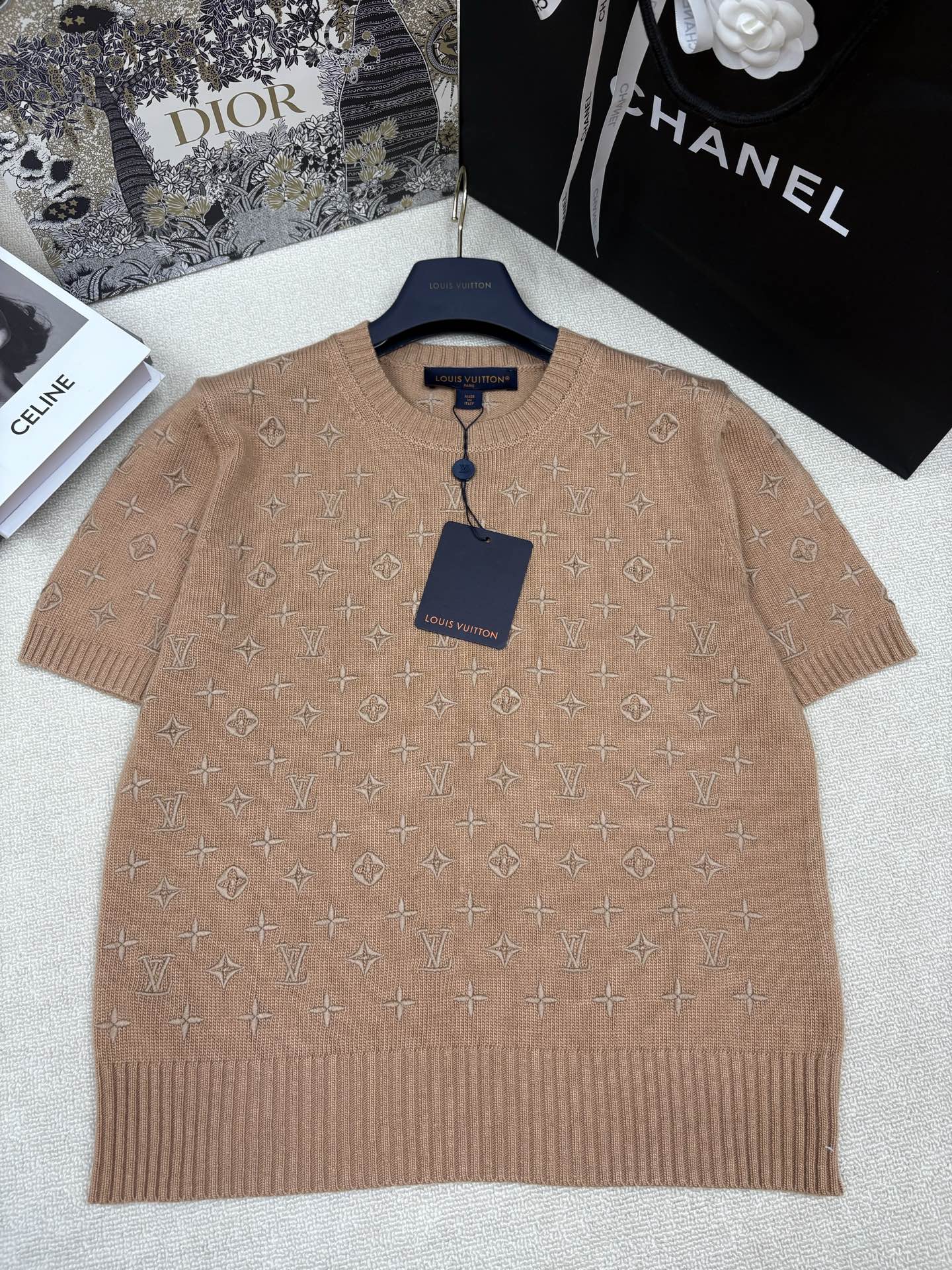 NO:884661,LV Louis Vuit*26 new spring and summer knitted round neck short-sleeved brand letter logo elements contrasting colors and heavy embroidery decoration, high-end fashion, light luxury and versatile, sizes sml,, louis vuitton, louis vuitton, T-shirt,19860909LV路易威*26春夏新款针织圆领短袖 品牌字母logo元素撞色重工刺绣装饰 高级时髦轻奢百搭 尺码sml,,louis vuitton,louis vuitton,T-shirt,,Women's clothing