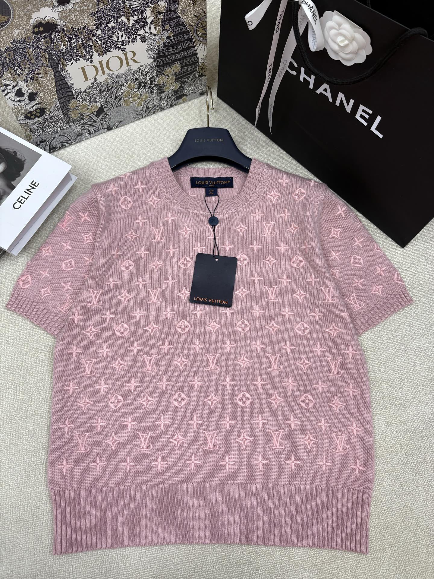 NO:884673,LV Louis Vuit*26 new spring and summer knitted round neck short-sleeved brand letter logo elements contrasting colors and heavy embroidery decoration, high-end fashion, light luxury and versatile, sizes sml,, louis vuitton, louis vuitton, T-shirt,19860909LV路易威*26春夏新款针织圆领短袖 品牌字母logo元素撞色重工刺绣装饰 高级时髦轻奢百搭 尺码sml,,louis vuitton,louis vuitton,T-shirt,,Women's clothing