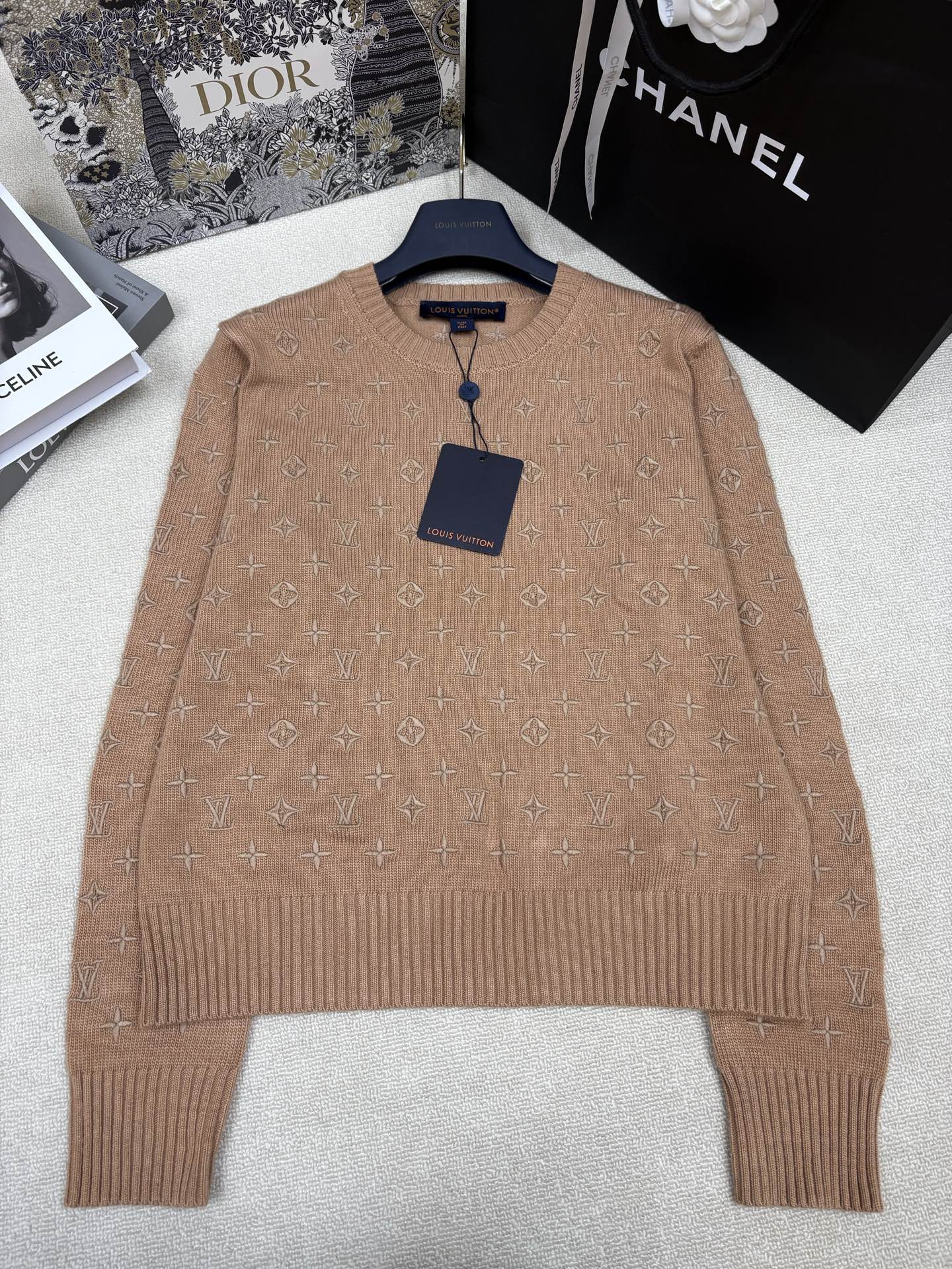 NO:884683,LV Louis Vuit*26 new spring and summer knitted round neck pullover. The whole piece is decorated with heavy industry letter logo and old flower pattern embroidery. Classic heavy industry, high-end fashion and temperament. Size sml AA23988460,,louis vuitton,louis vuitton,19860909LV路易威*26春夏新款针织圆领套头 整件重工字母logo老花图案刺绣装饰 经典重工高级时髦有气质 尺码sml AA23988460,,louis vuitton,louis vuitton,,Women's clothing