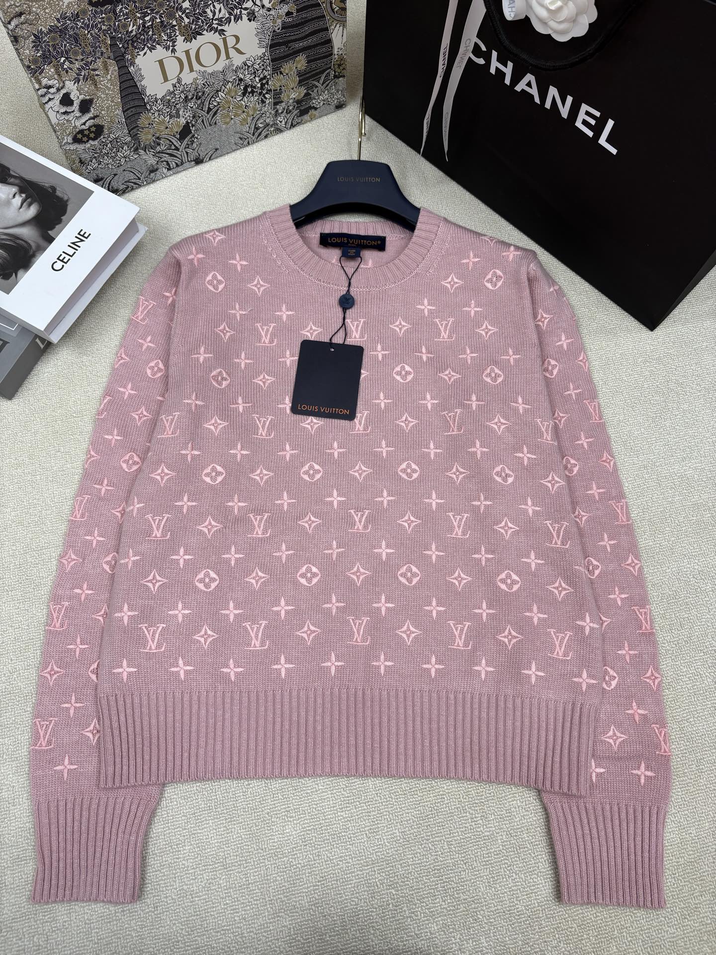NO:884695,LV Louis Vuit*26 new spring and summer knitted round neck pullover. The whole piece is decorated with heavy industry letter logo and old flower pattern embroidery. Classic heavy industry, high-end fashion and temperament. Sizes sml,,louis vuitton,louis vuitton,19860909LV路易威*26春夏新款针织圆领套头 整件重工字母logo老花图案刺绣装饰 经典重工高级时髦有气质 尺码sml,,louis vuitton,louis vuitton,,Women's clothing