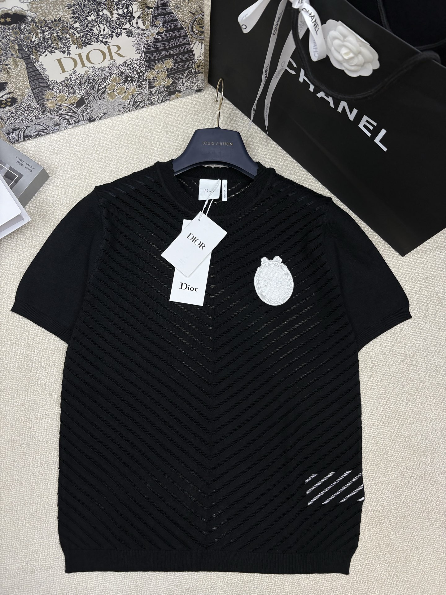 NO:889491,Dio*26 new spring and summer style knitted round neck short sleeves, hollow jacquard decoration, yb molded letter logo stamp embellishment, light, breathable and comfortable, a must-have in the hot summer, sizes sml, dior, T-shirt,19860909Dio*26春夏新款针织圆领短袖 镂空提花装饰 yb开模字母logo章仔点缀 轻薄透气舒适 夏日炎炎必备 尺码sml,,dior,T-shirt,,Women's clothing