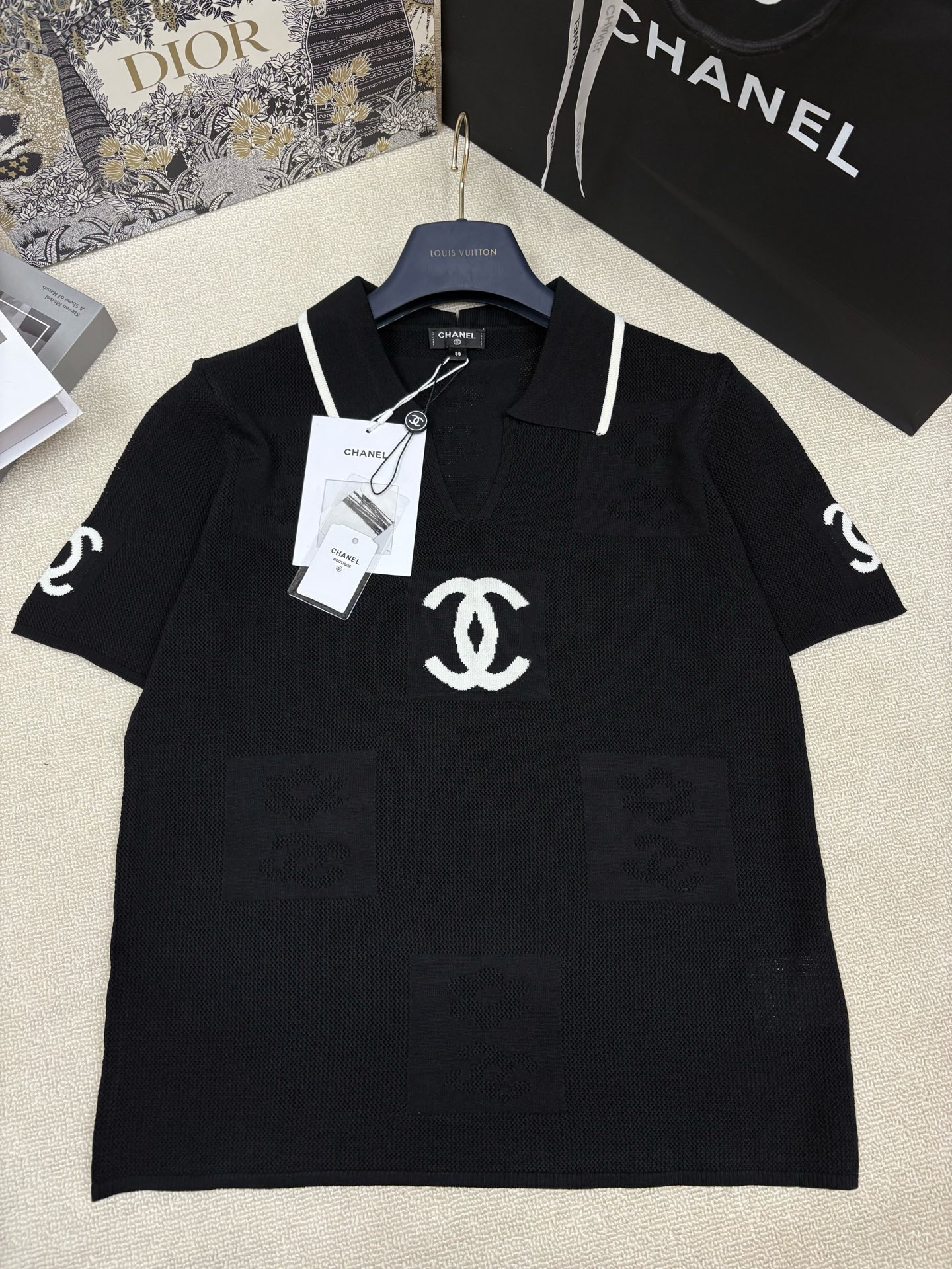 NO:890169,Chane*26 new spring and summer style knitted lapel short sleeves, double C hollow jacquard decoration, brand double C letter logo contrasting jacquard decoration, fashionable and versatile for commuting, sizes sml,,chanel,T-shirt,19860909Chane*26春夏新款针织翻领短袖 双c镂空提花装饰 品牌双C字母logo撞色提花点缀 时髦通勤百搭 尺码sml,,chanel,T-shirt,,Women's clothing