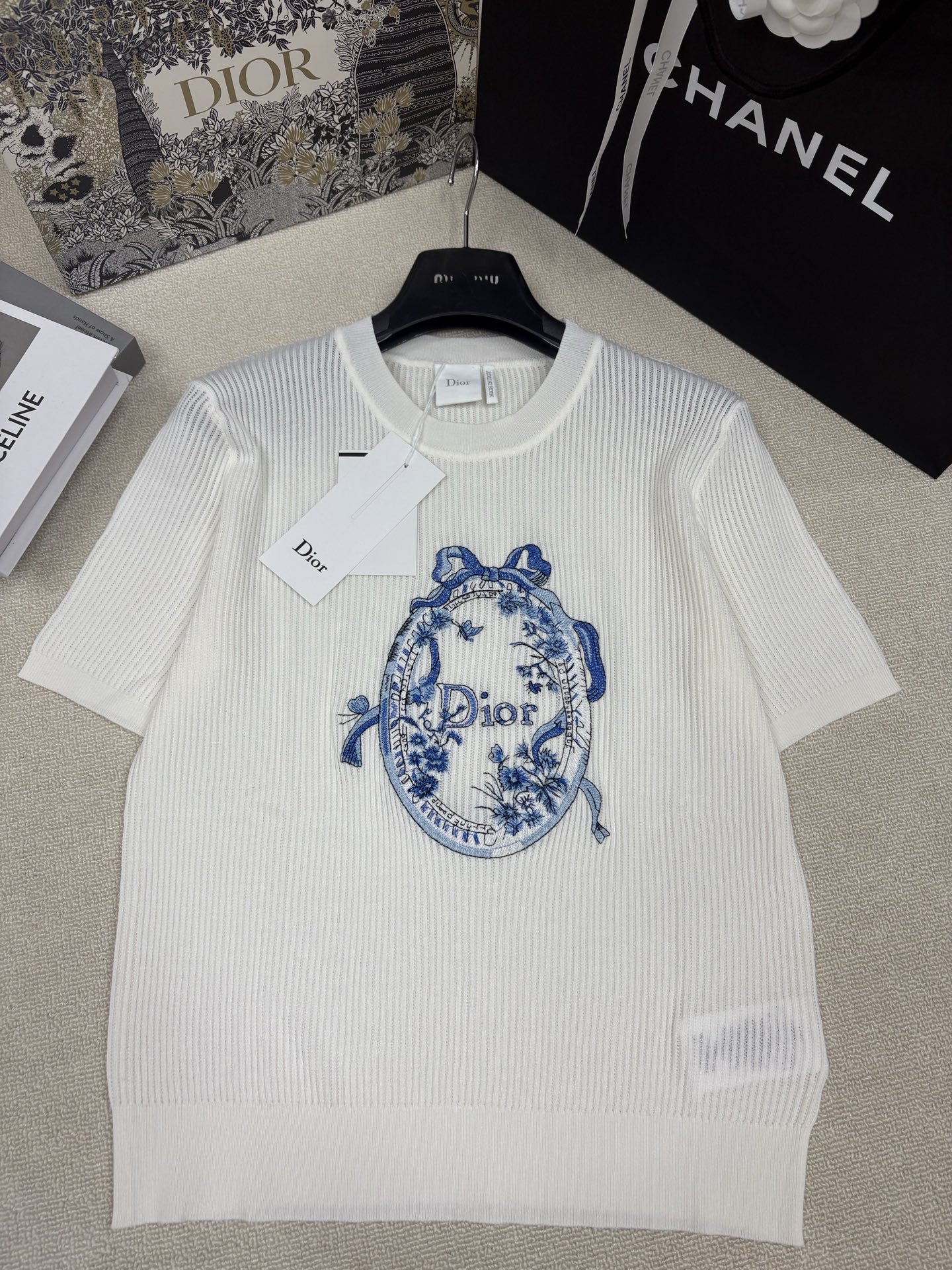 NO:891575,Dio*26 spring, summer, autumn and winter new style knitted round neck short sleeves, brand letter logo embroidered decoration, hollow design, light, breathable and comfortable, fashionable, exquisite and versatile. Sizes: sml, dior, T-shirt,19860909Dio*26春夏秋冬新款针织圆领短袖 品牌字母logo刺绣装饰 镂空设计轻薄透气舒适 时髦精致百搭 尺码sml,,dior,T-shirt,,Women's clothing