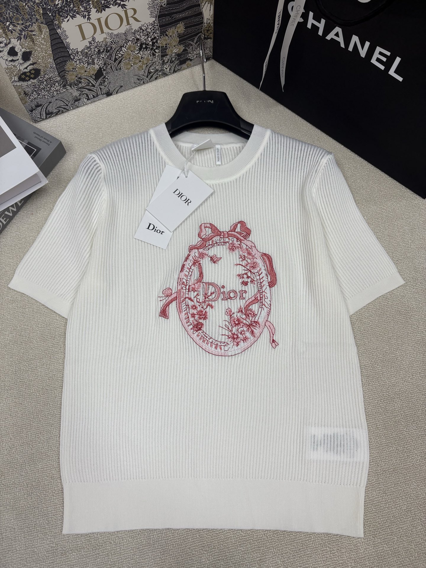 NO:891571,Dio*26 spring, summer, autumn and winter new style knitted round neck short sleeves, brand letter logo embroidered decoration, hollow design, light, breathable and comfortable, fashionable, exquisite and versatile. Sizes: sml, dior, T-shirt,19860909Dio*26春夏秋冬新款针织圆领短袖 品牌字母logo刺绣装饰 镂空设计轻薄透气舒适 时髦精致百搭 尺码sml,,dior,T-shirt,,Women's clothing