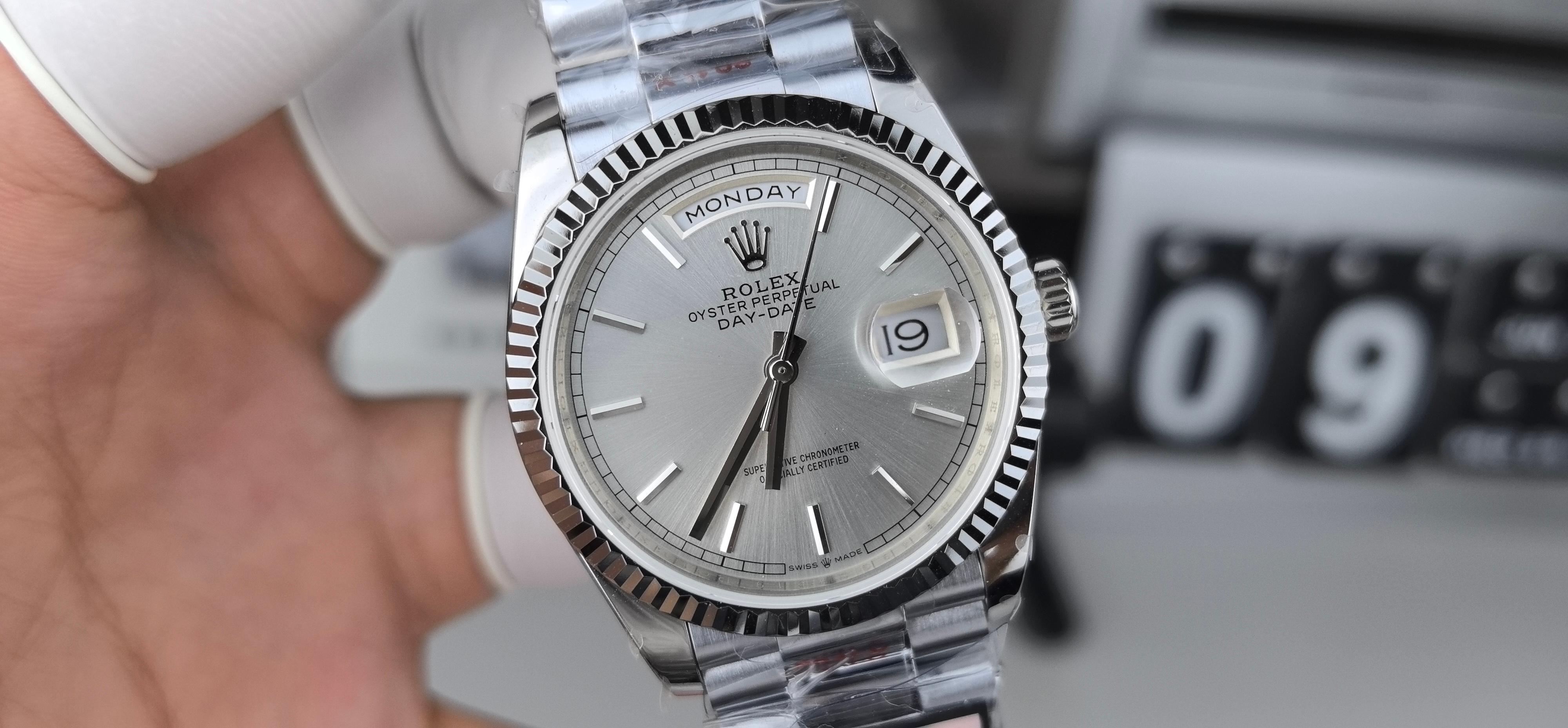 NO:389371,QF36 counterweight dd double calendar silver log,19860909QF36配重dd双日历银日志,,Watch