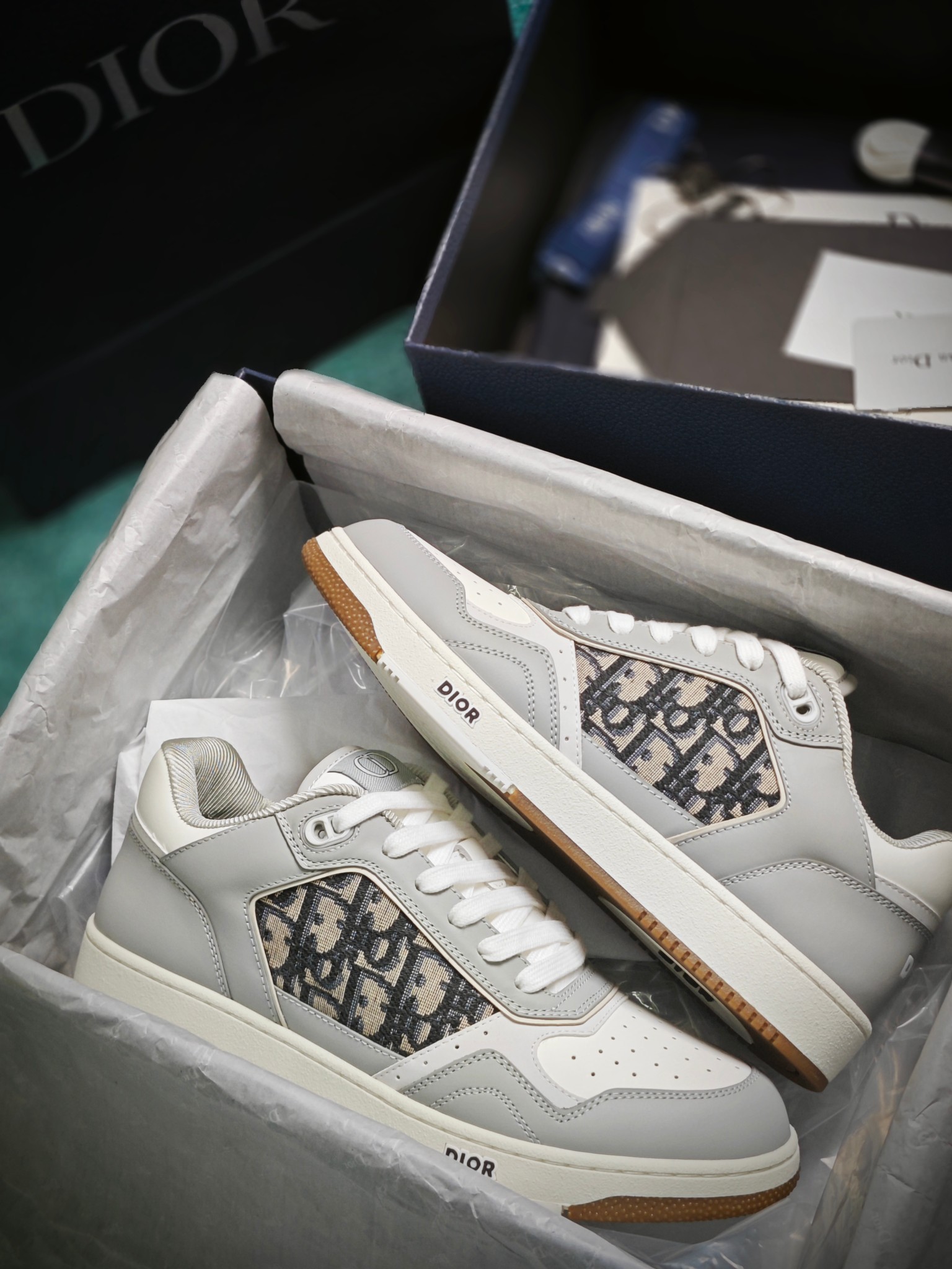 NO:421422,Dior B27 Dior casual sports couples shoe series M multiple internet celebrity check-in, versatile/same style is really good to see the ultimate. Original custom fabrics are top-quality silk smooth cowhide, beef matte leather, Dior LoGo old-fashioned fabric, contrasting color splicing, original custom black striped elastic cloth + original footbed cloth, large sole multi-color TPU original sole, super exquisite sole edge small mark (detail control must be very popular) Women's size: 35-40 Men's size: 39-45., casual shoes/sports shoes, dior, dior, sneakers, cowhide19860909Dior B27 迪奥休闲运动情侣款板鞋系列 M多网红打卡,百搭款/男女同款真是好看到极致 面料原版定制顶级丝绸光滑牛皮、牛磨砂皮、迪奥LoGo老花布料,撞色拼接 内里原版定制黑色条纹弹力布+原版垫脚布 大底多色TPU原版底,超精致鞋底边小标(细节控一定超喜欢) 女码:35-40 男码:39-45.,休闲鞋/运动鞋,dior,dior,sneakers,cowhide,Women's Shoes