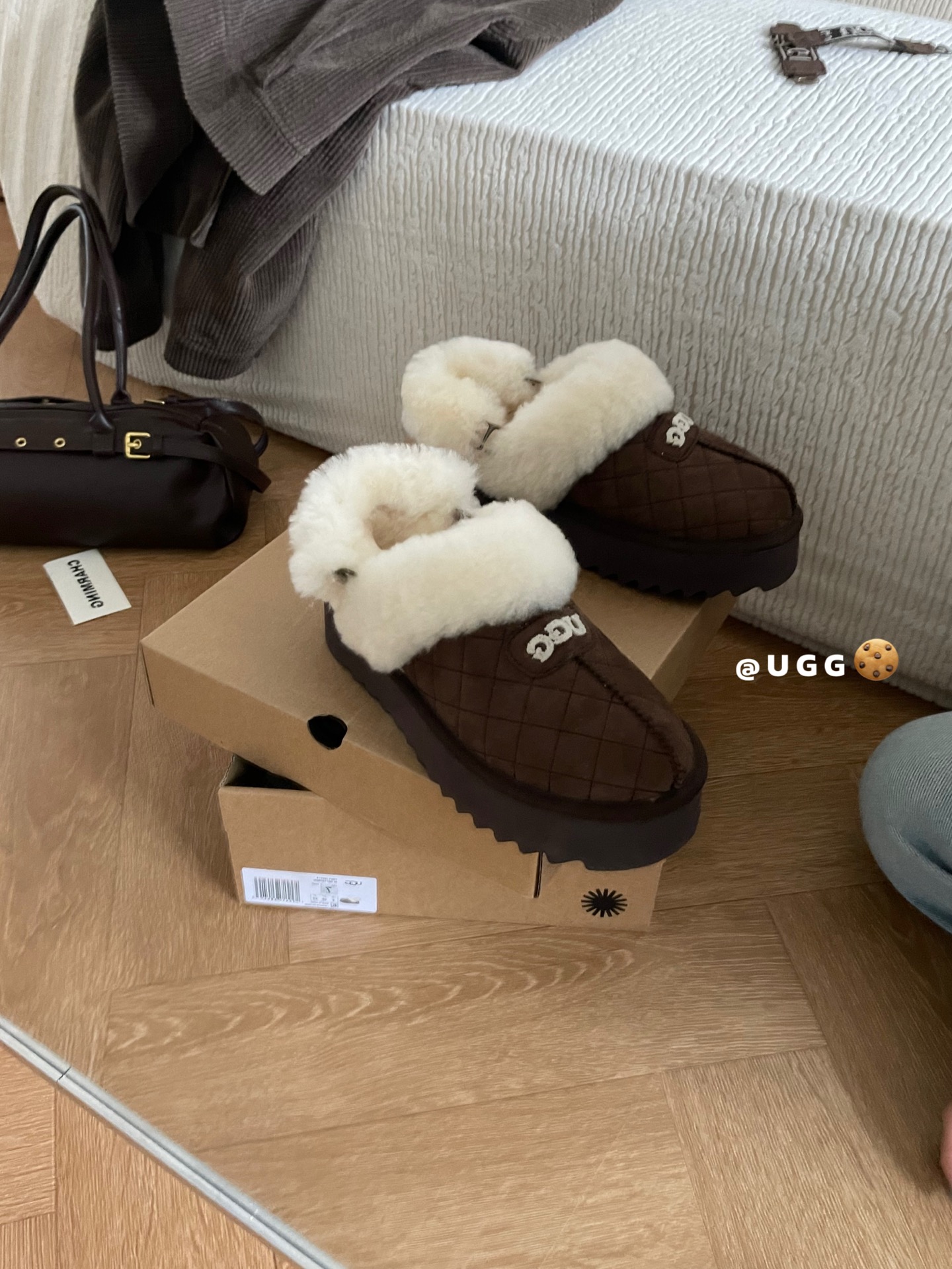 💰280𝐔.𝐠𝐠  三穿刺绣面包拖 🍞
一鞋多穿噢 🧸两副替换带子
Col：栗色 /沙色/巴旦木/咖色
Size：35-40