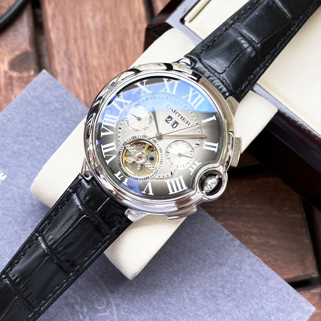白壳550，玫瑰金570。【全新风格 经典热卖】卡地亚-Cartier  男士腕表 全自动机械机芯  矿物强化玻璃 316L精钢表壳 真皮表带 时尚休闲 商务必备 尺寸:直径44mm 厚度12mm
