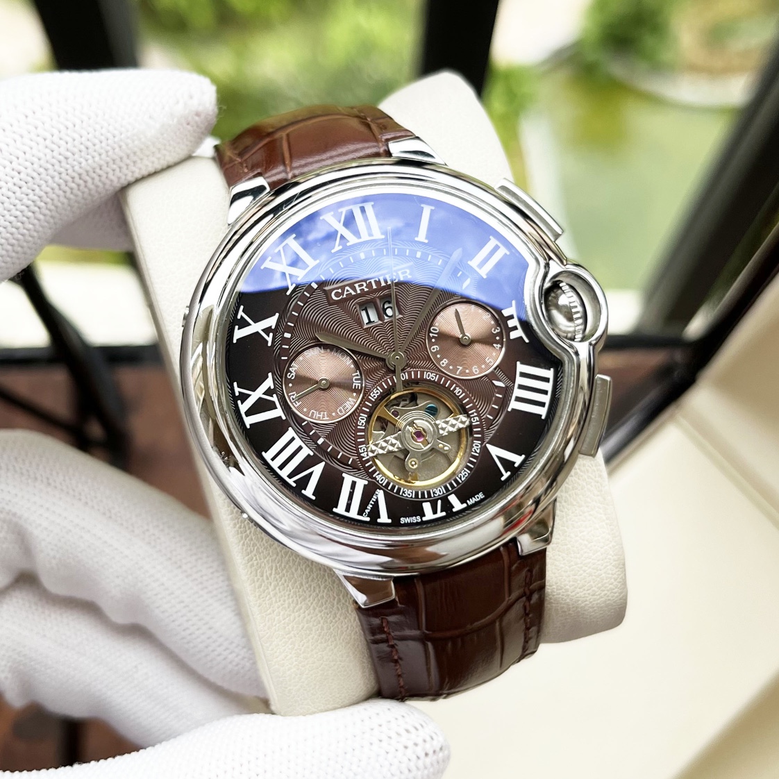 白壳550，玫瑰金570。【全新风格 经典热卖】卡地亚-Cartier  男士腕表 全自动机械机芯  矿物强化玻璃 316L精钢表壳 真皮表带 时尚休闲 商务必备 尺寸:直径44mm 厚度12mm