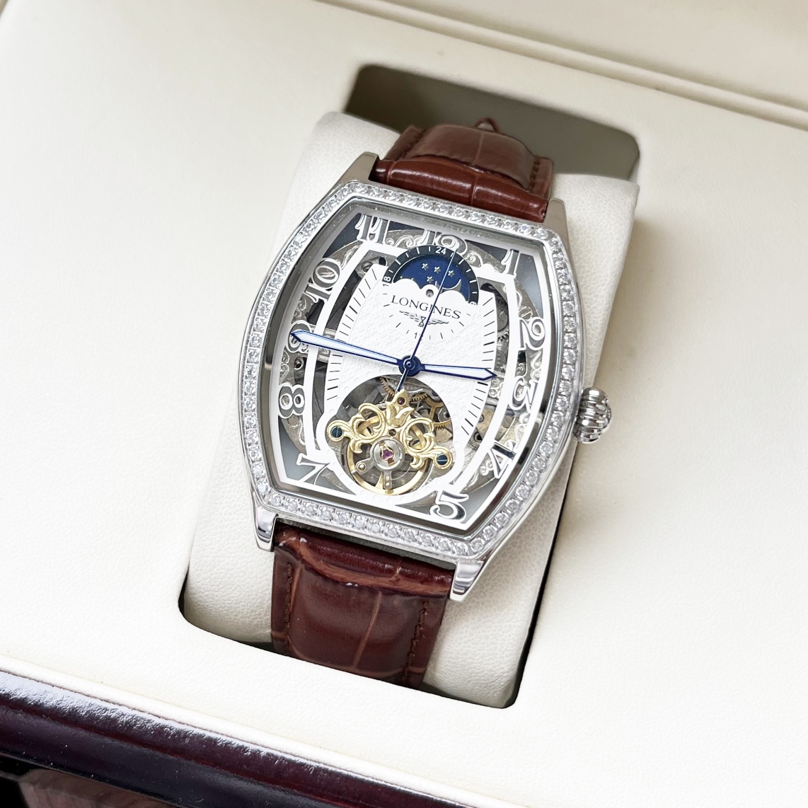 NO:394257,Unified. [Elegant hollowing, classic and atmospheric] Longines - Longines Men's watch Fully automatic mechanical movement Mineral reinforced glass 316L stainless steel case Leather strap Simple and exquisite Business and casual Size: Diameter 42mm Thickness 12mm, Longines19860909统一.【优雅镂空 经典大气】浪琴-Longines 男士腕表 全自动机械机芯 矿物强化玻璃 316L精钢表壳 真皮表带 简洁精致 商务休闲 尺寸:直径42mm 厚度12mm,,longines,Watch