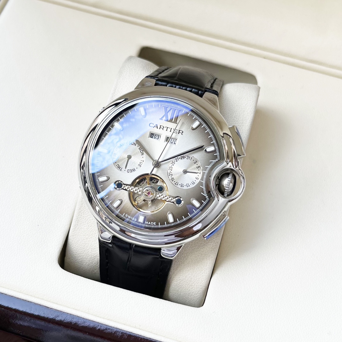 Cartier 白壳 玫金壳 【全新风格 】卡地亚-Cartier 男士腕表 全自动机械机芯 矿物强化玻璃 316L精钢表壳 真皮表带 休闲 商务 尺寸:径44mm 厚度12mm